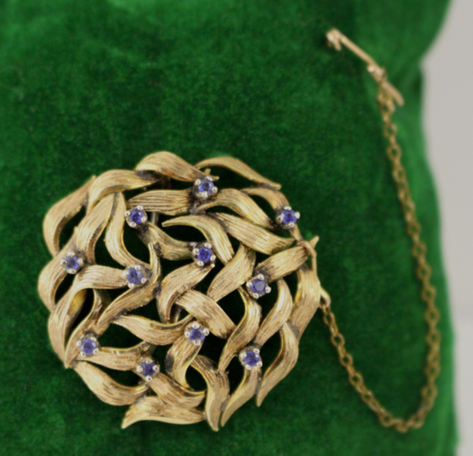 Circular Openwork Sapphire Set 14ct Gold Brooch