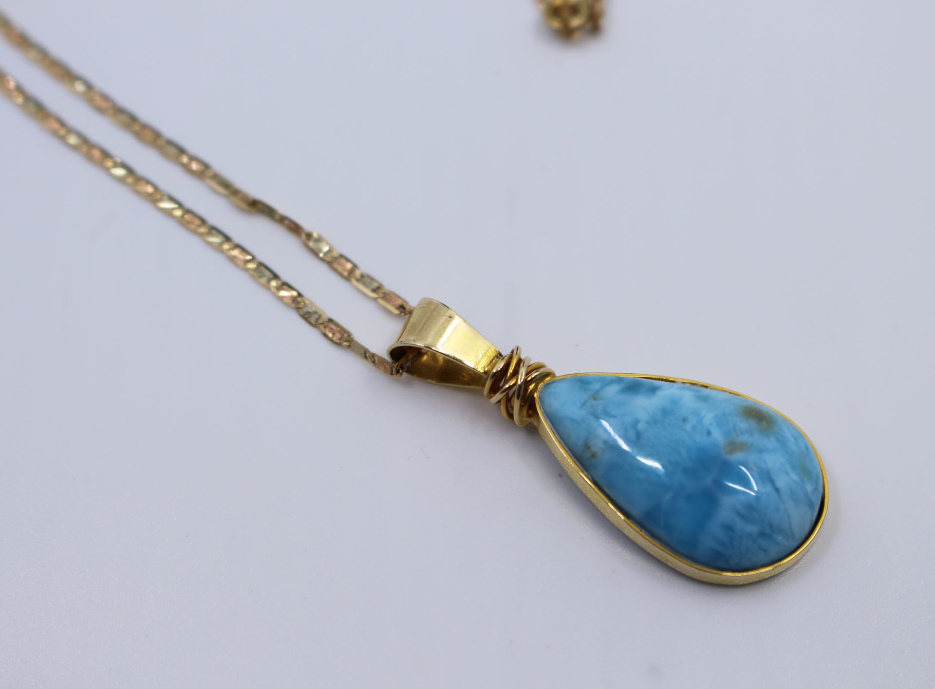 Blue Opal Pendant on 14ct Yellow Gold Chain - Image 4 of 4