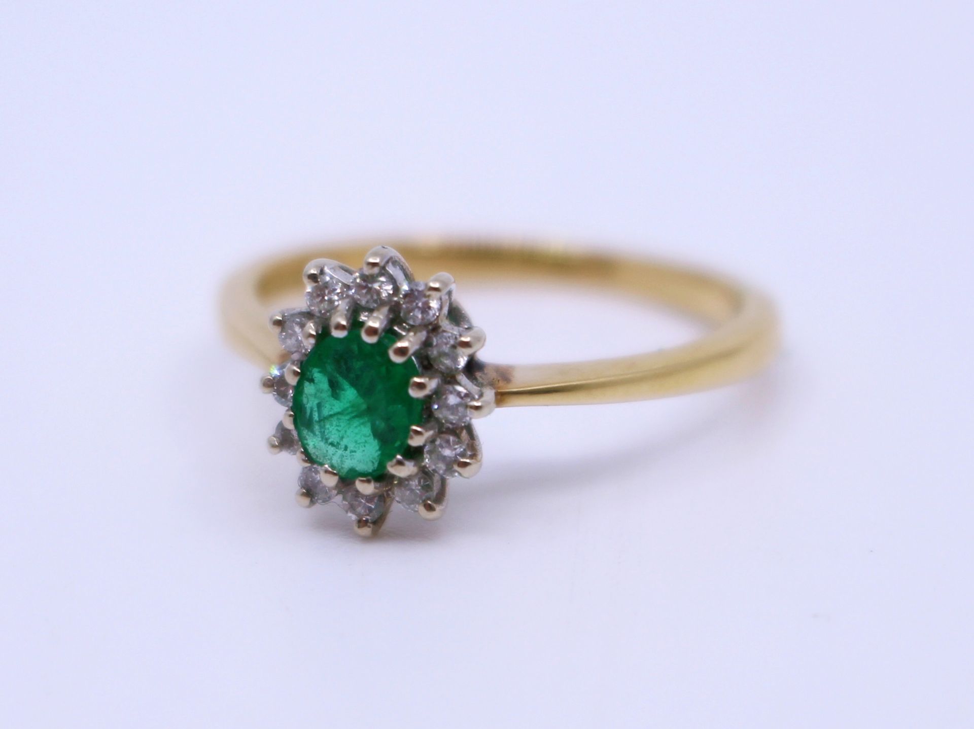 Emerald & Diamond 18ct Gold Cluster Ring - Image 4 of 4