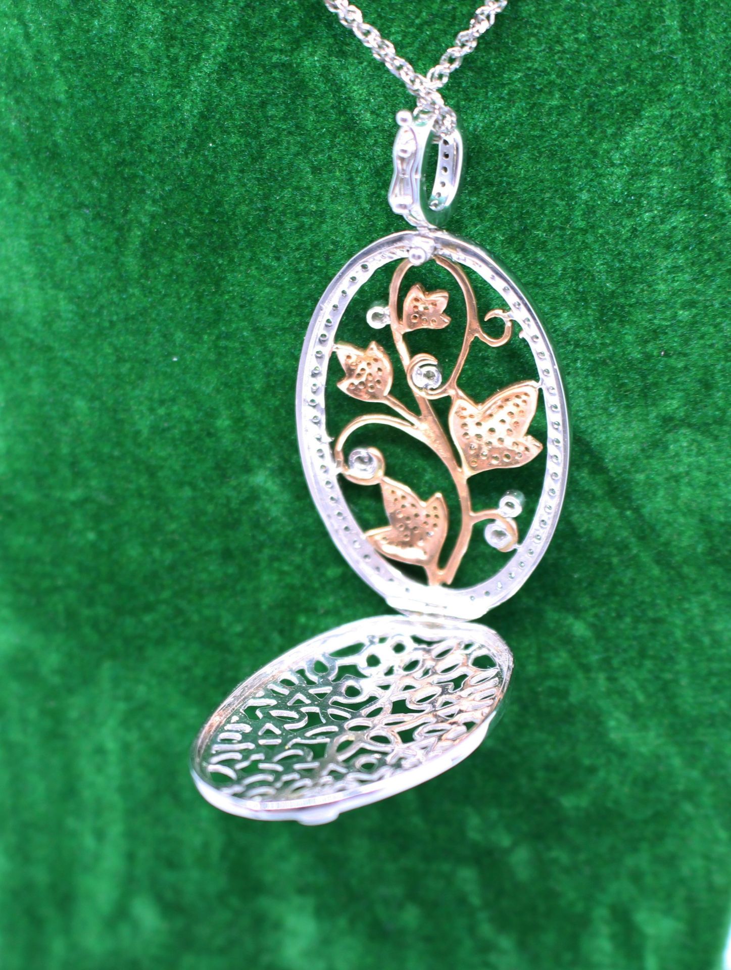 Diamond & 14ct Gold Oval Locket on Chain - Image 2 of 4