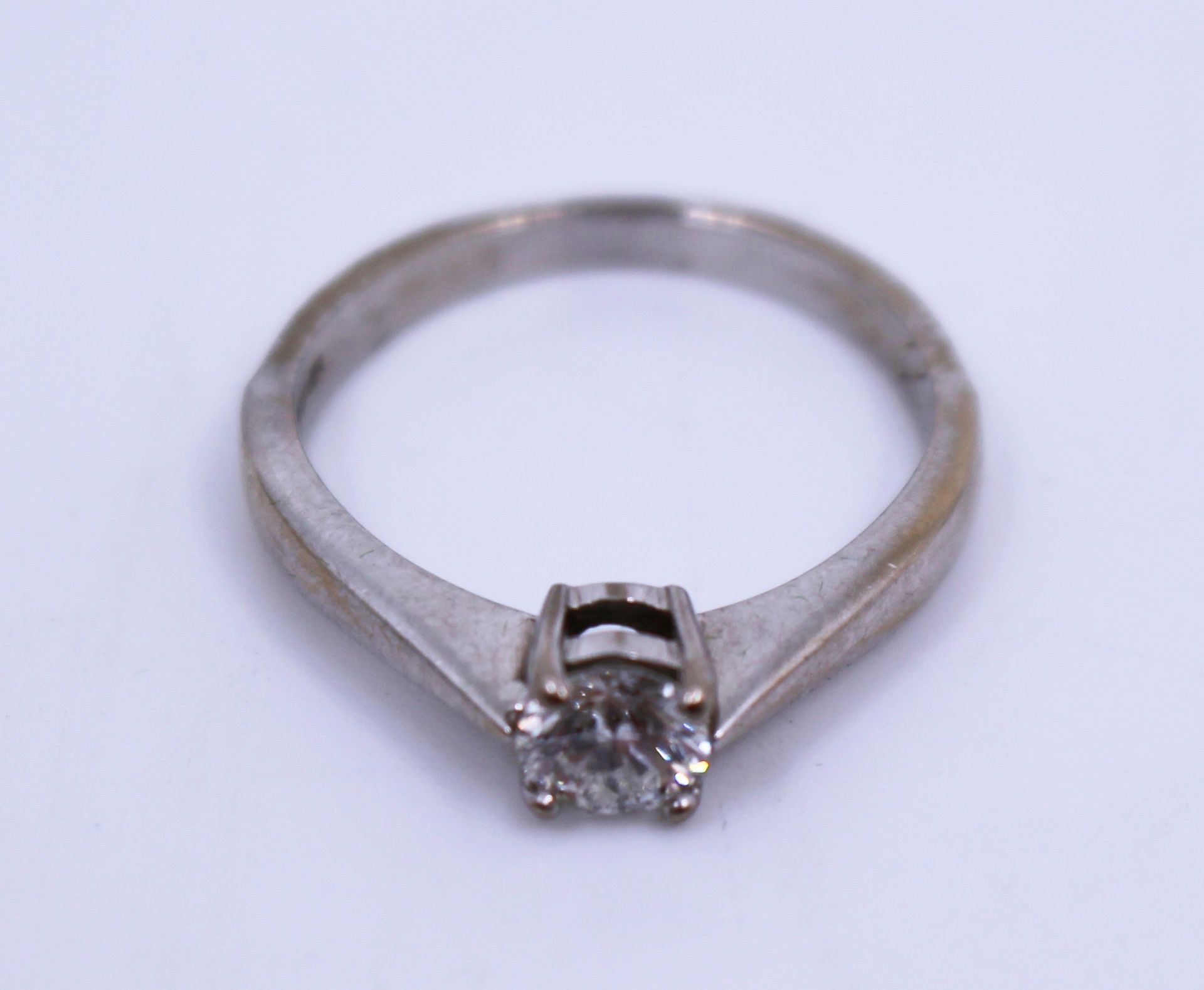 Round Brilliant Cut 0.53 Carat Diamond White Gold Ring - Image 2 of 6