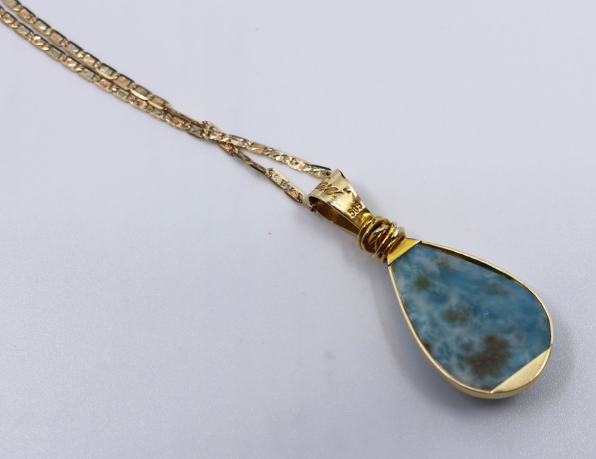 Blue Opal Pendant on 14ct Yellow Gold Chain - Image 3 of 4