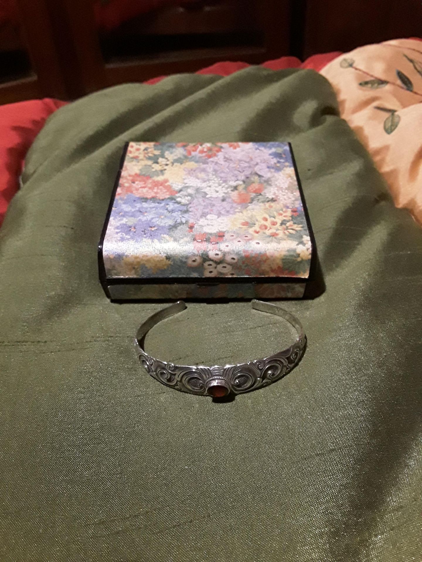 Rigid silver bracelet with amethyst - Image 2 of 4