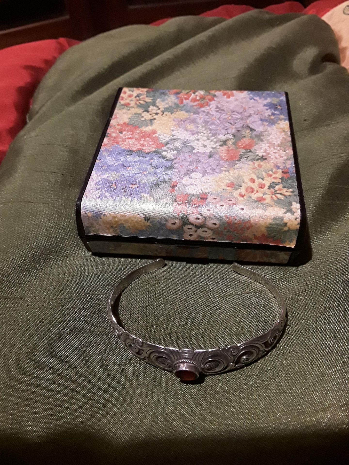 Rigid silver bracelet with amethyst - Image 3 of 4