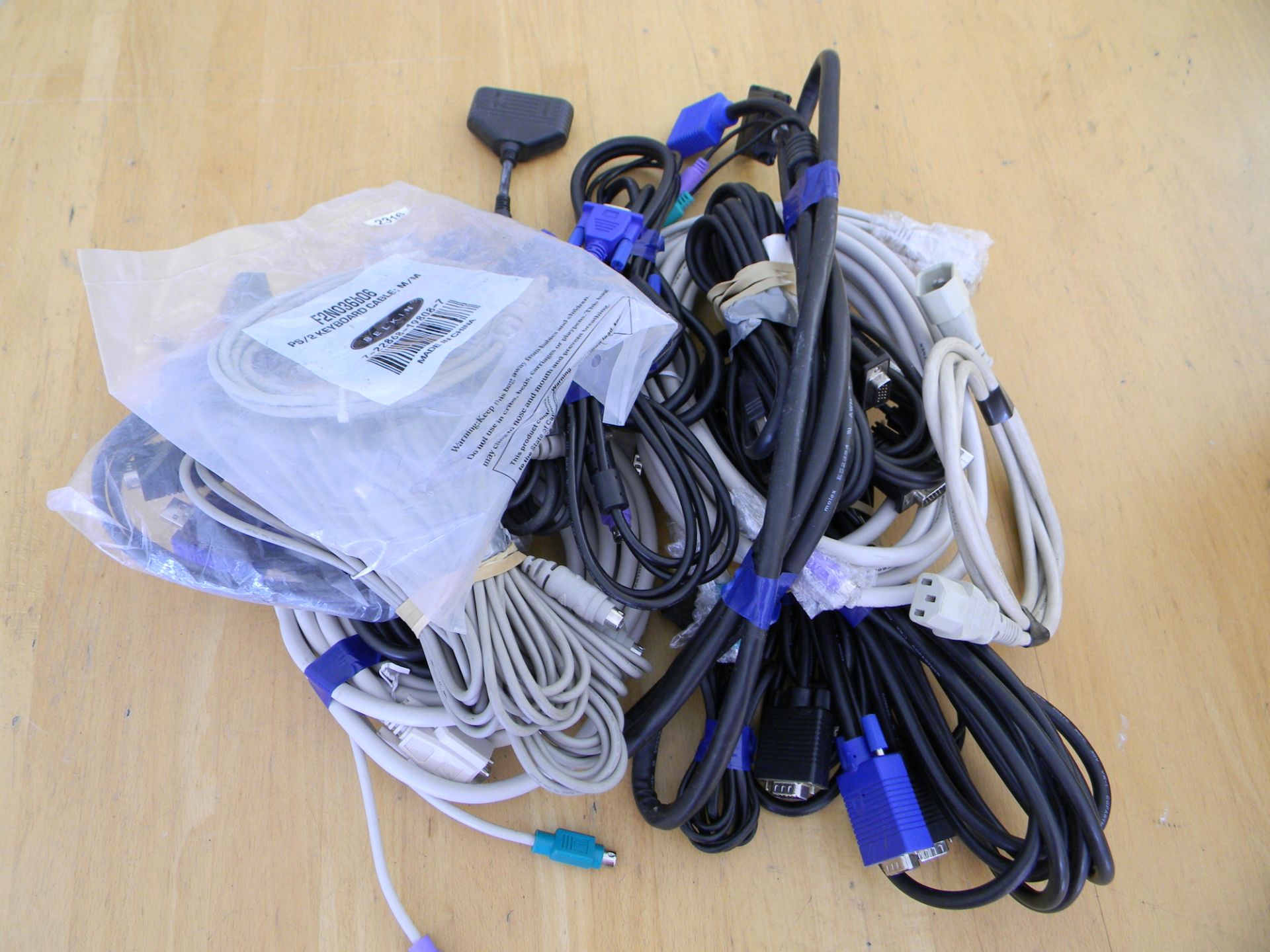 Mix of cables PC, VGA, PS2, KVM etc