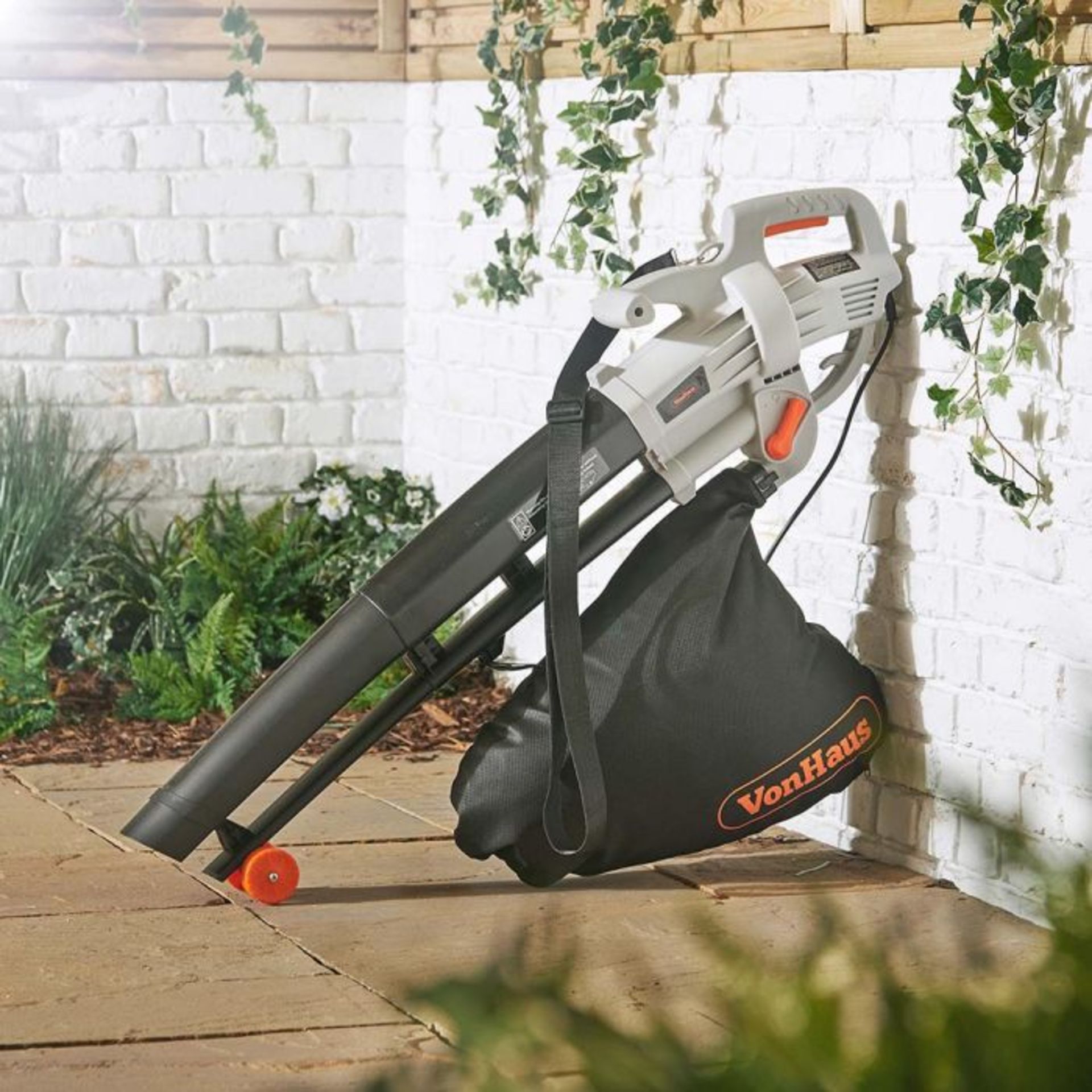 (CC28) 3000W Leaf Blower Keep your garden tidy with the Leaf Blower Powerful 3000W motor blow...