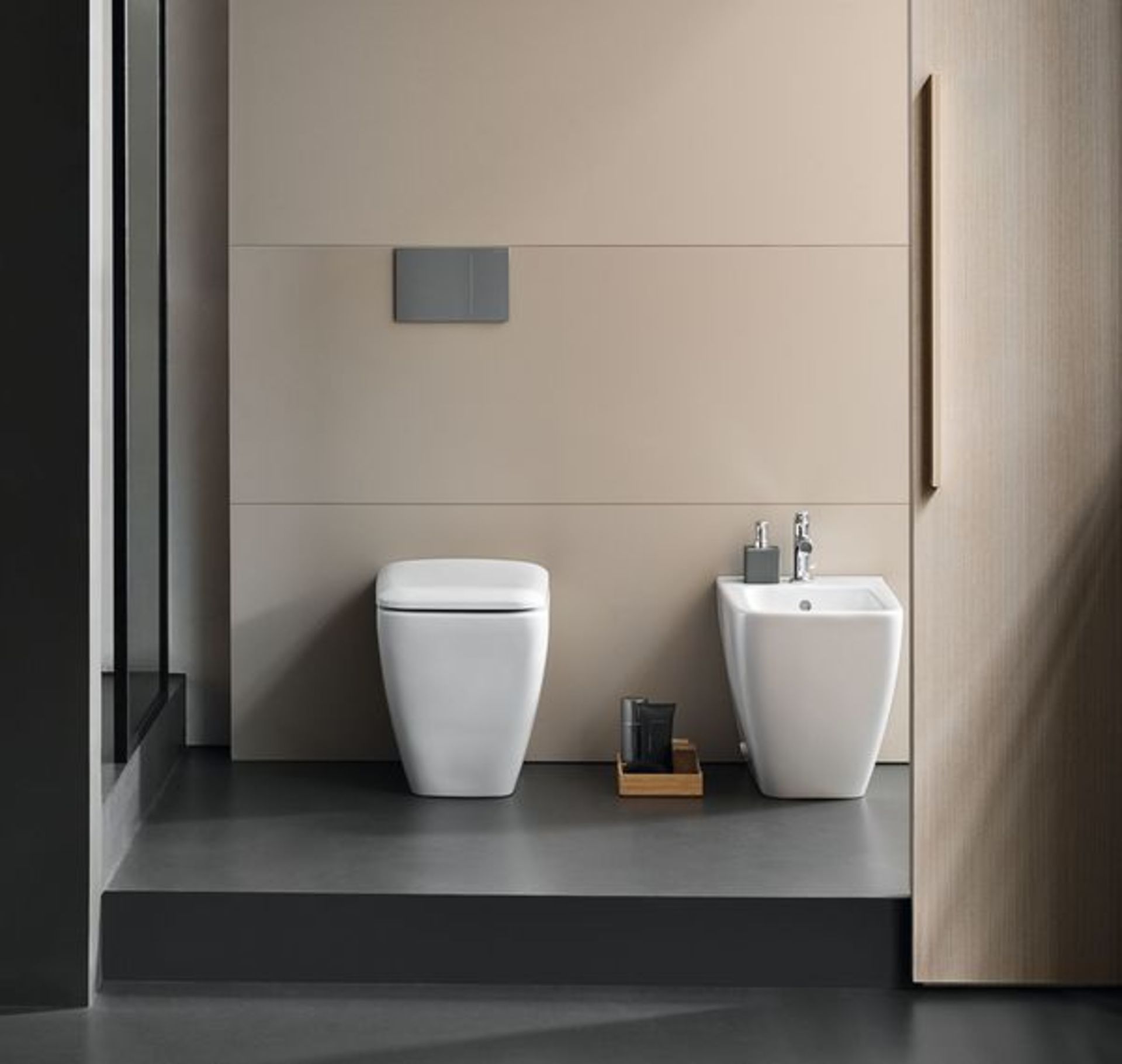(RR56) Keramag Floor Standing Toilet. Fits effortlessly into even the most contemporary of bat... (