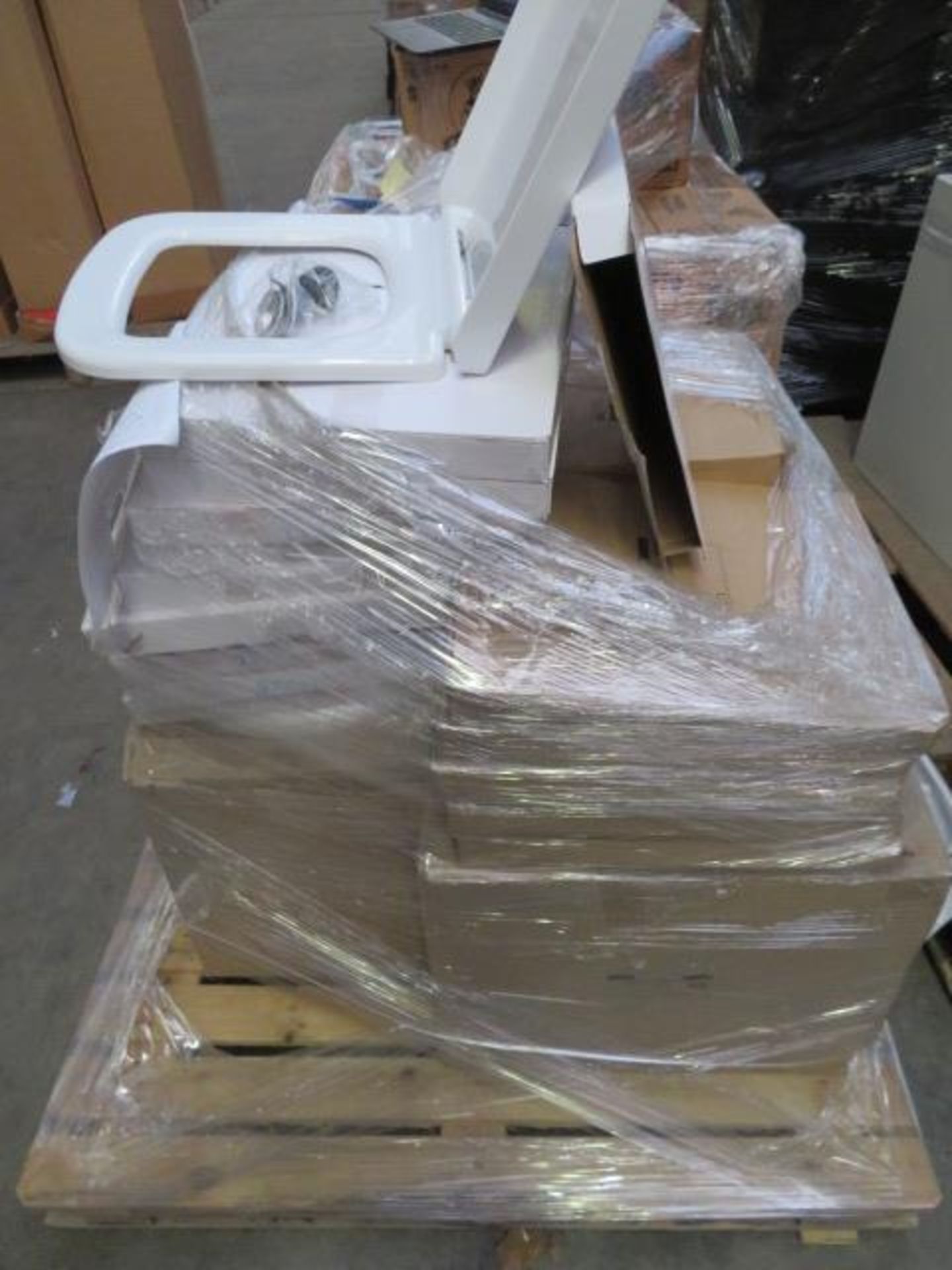 (18) PALLET TO CONTAIN 51 x BRAND NEW BOXED LUXURY TOILET SEATS WITH FITTINGS. RRP £29.99 EACH...