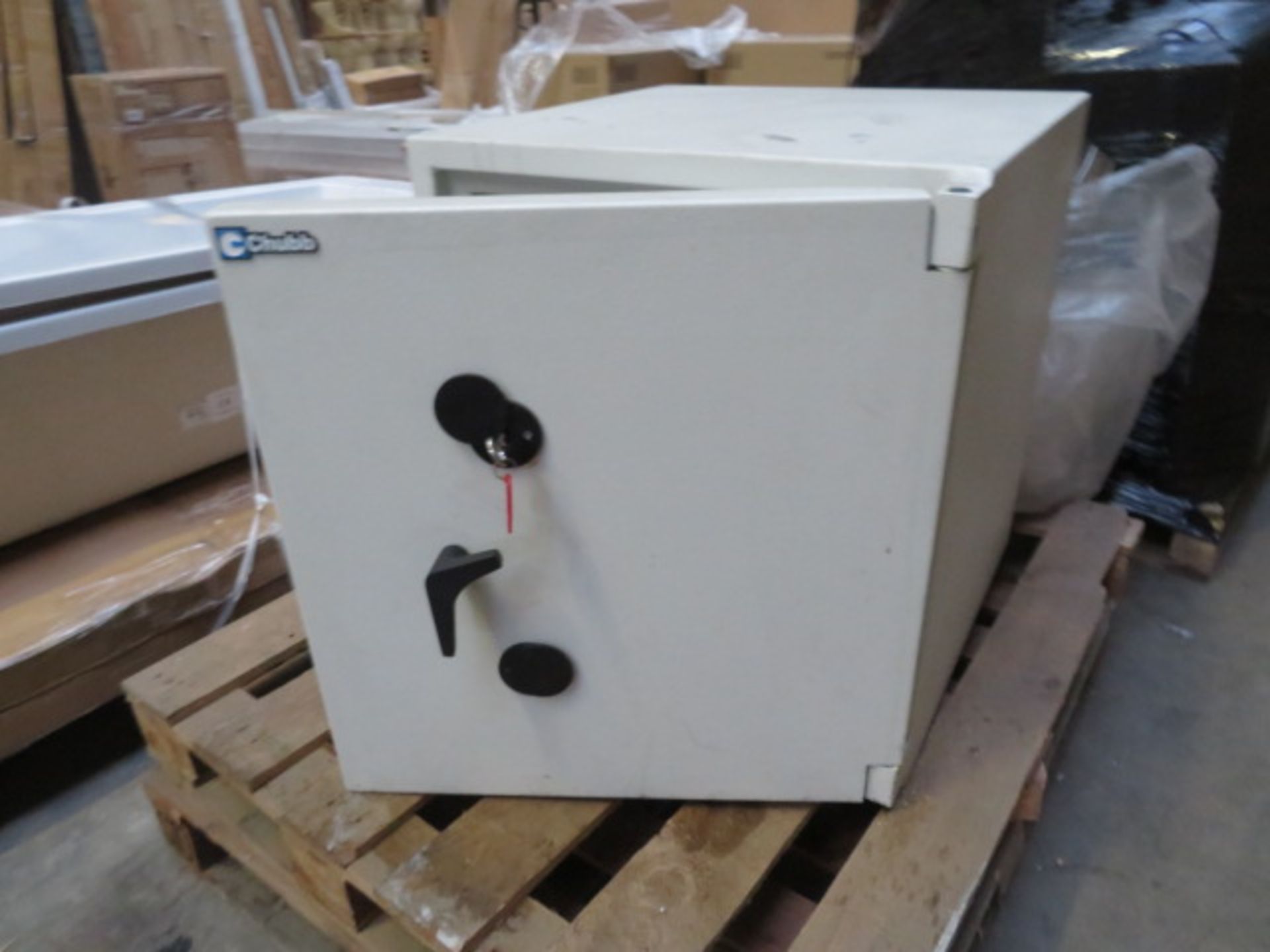 Chubb High Quality Safe with Key. Type EurfoSafe. We have a forklift on site to assist with loa... - Image 3 of 4