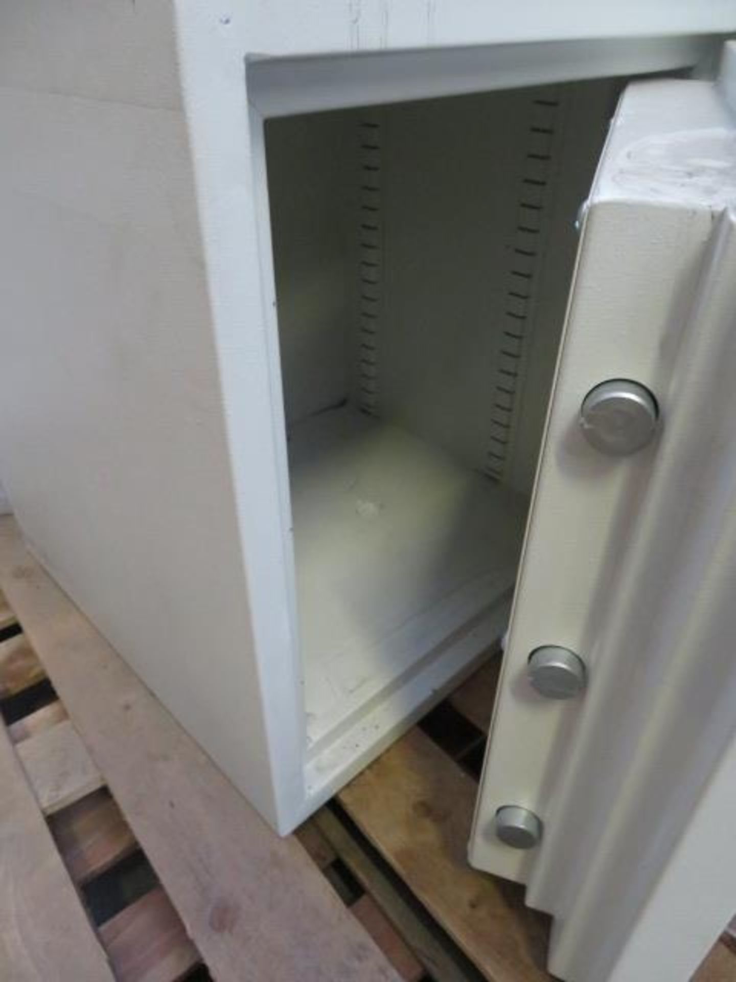 Chubb High Quality Safe with Key. Type EurfoSafe. We have a forklift on site to assist with loa... - Image 2 of 4