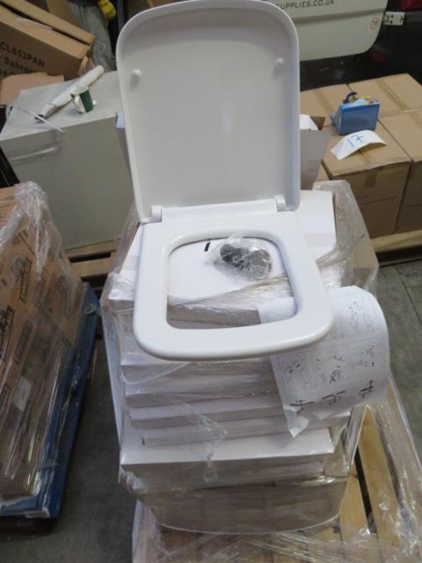 (18) PALLET TO CONTAIN 51 x BRAND NEW BOXED LUXURY TOILET SEATS WITH FITTINGS. RRP £29.99 EACH... - Image 2 of 2