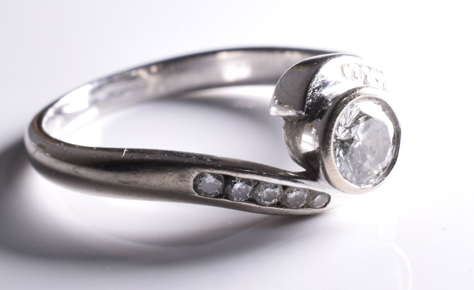 Diamond Swirl Engagement ring - Image 3 of 3
