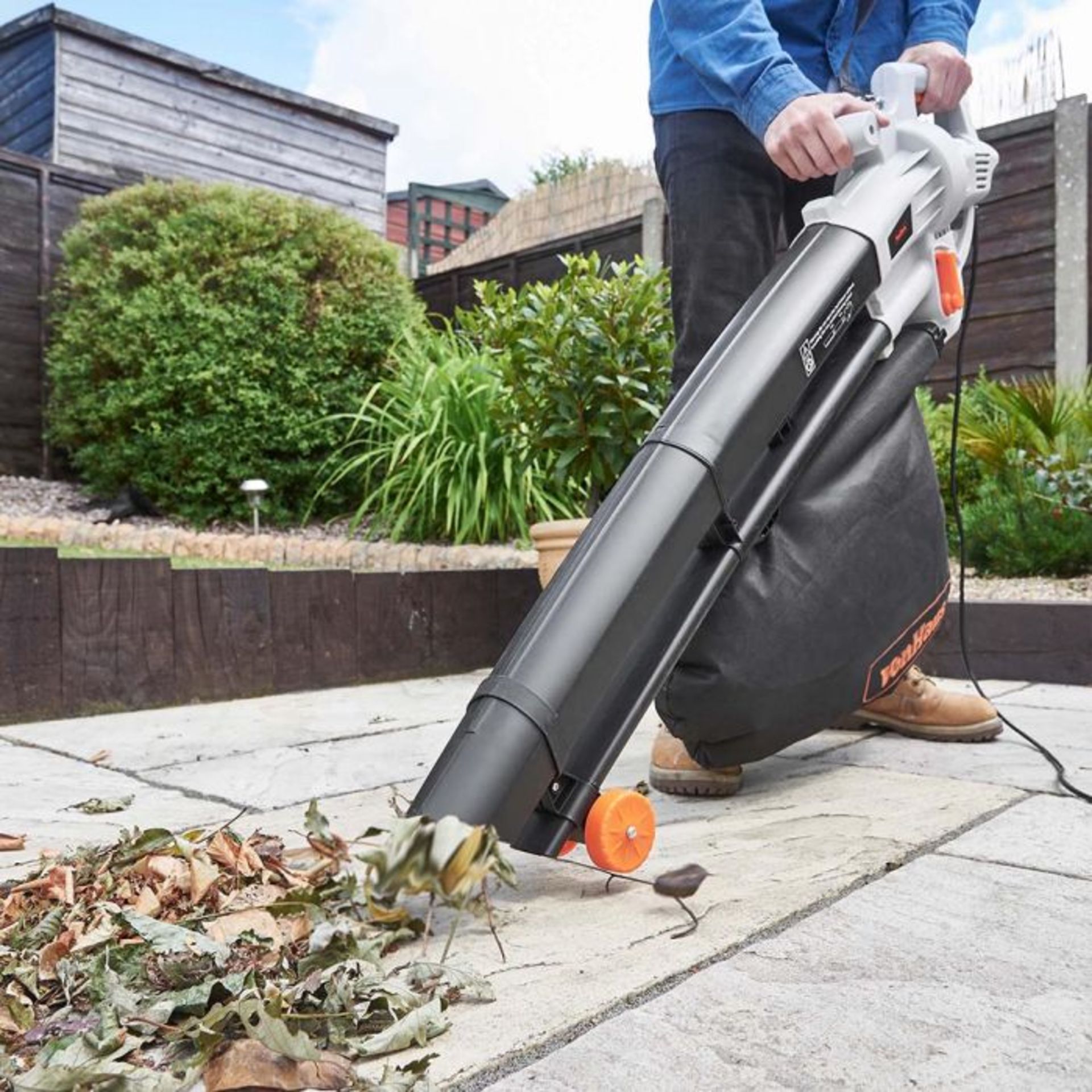 (V321) 3000W Leaf Blower Keep your garden tidy with the Leaf Blower Powerful 3000W motor blow... - Image 4 of 4
