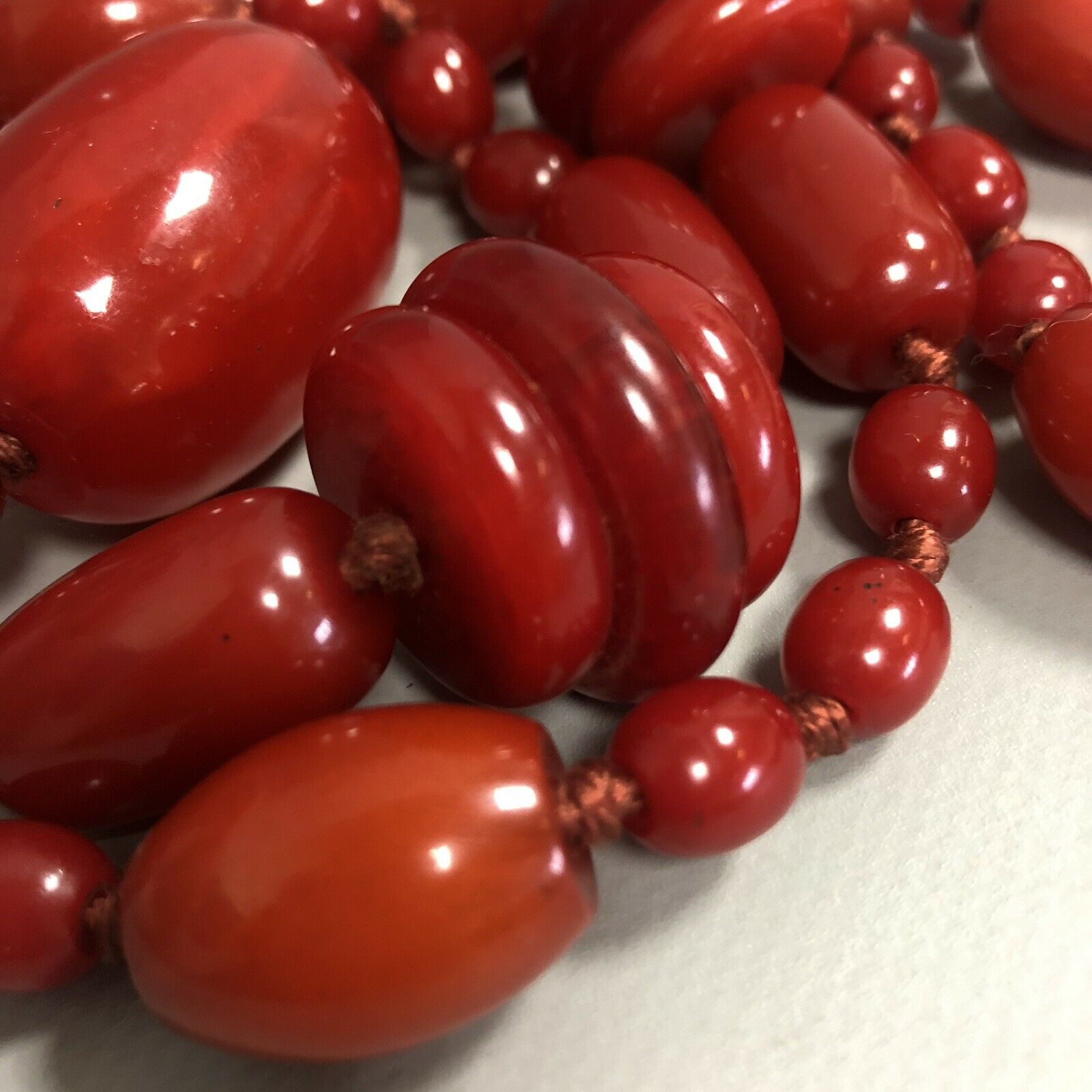 An Art Deco period long plastic necklace of chunky red beads on hand knotted string - Image 5 of 6