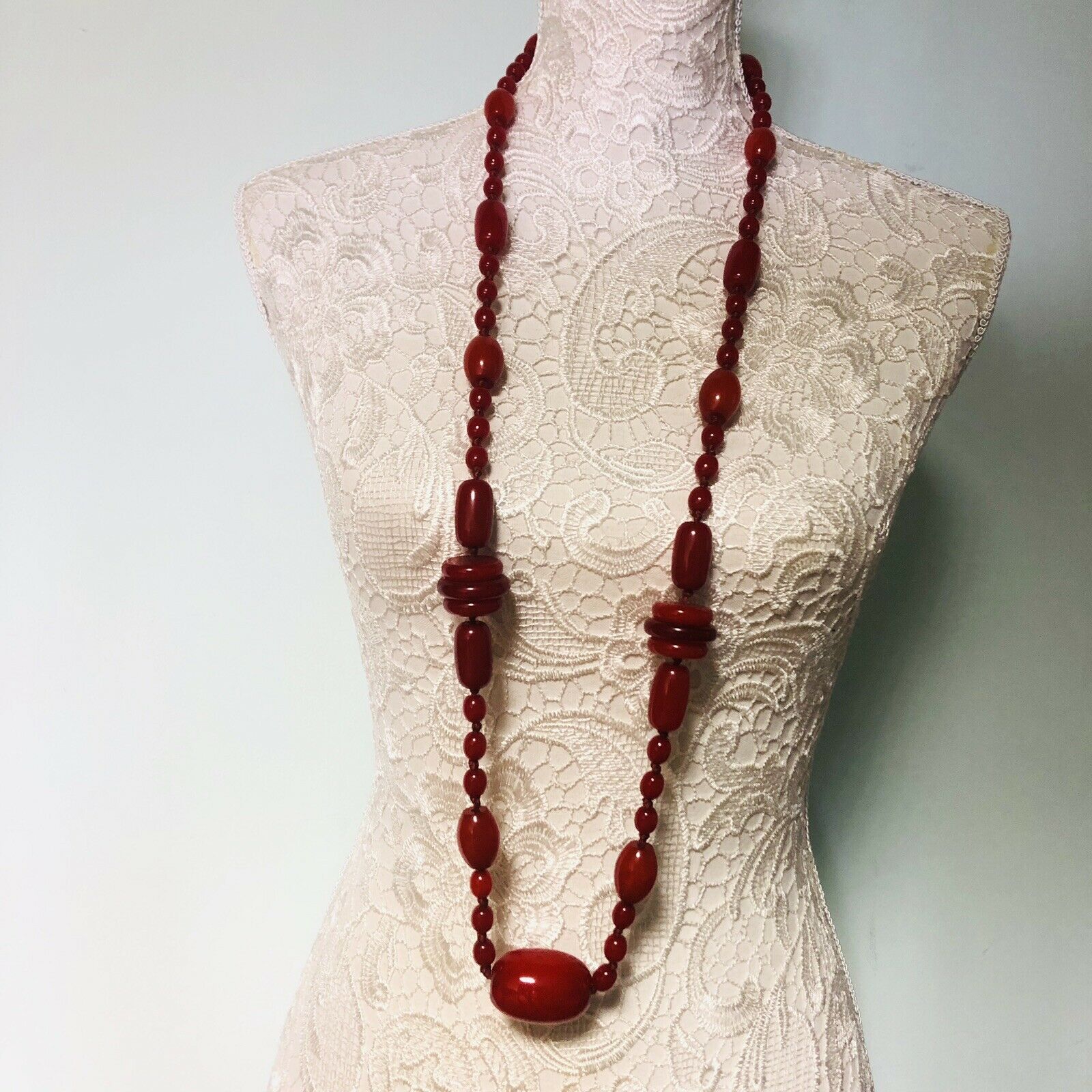 An Art Deco period long plastic necklace of chunky red beads on hand knotted string - Image 4 of 6