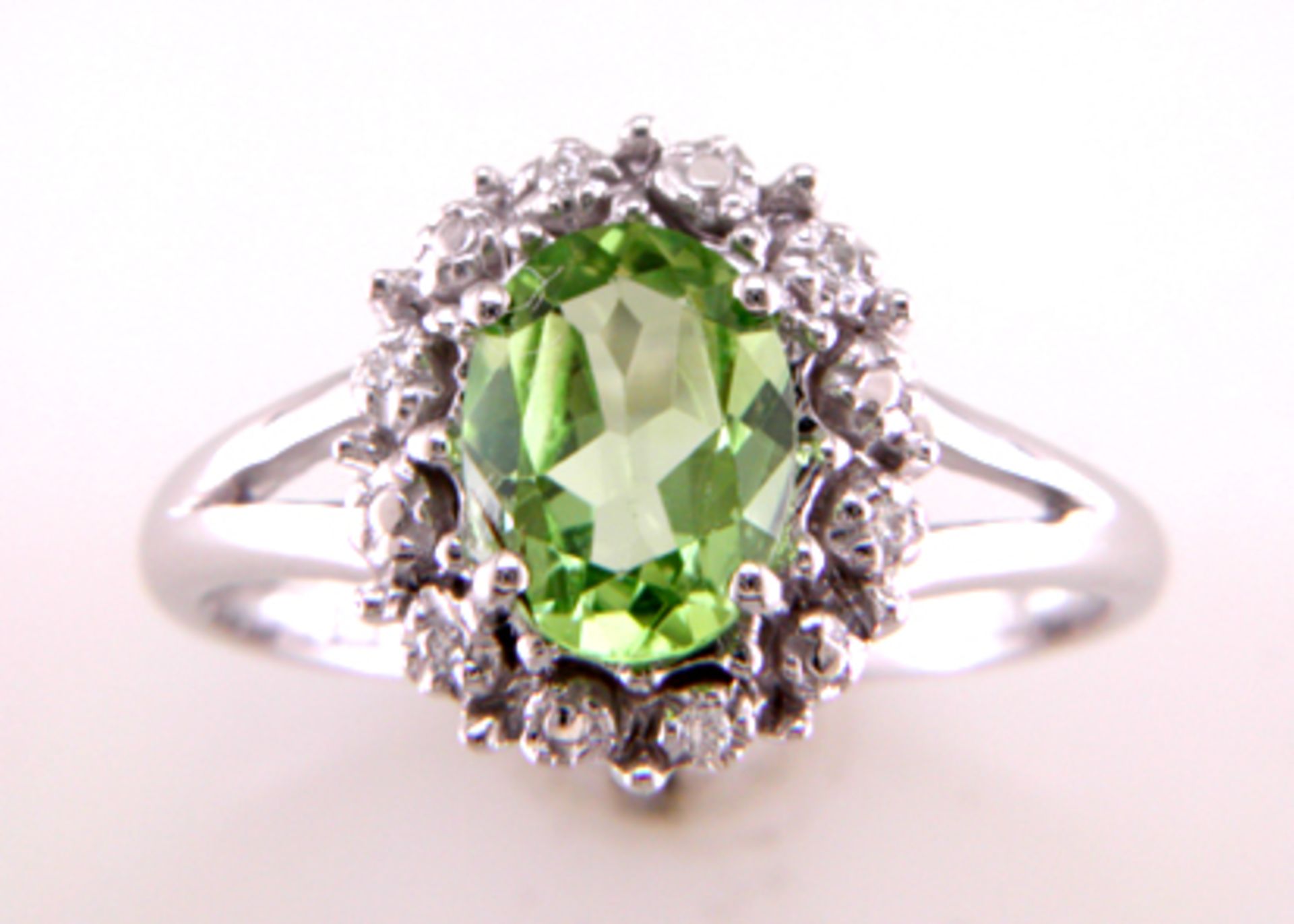 9ct White Gold Cluster Diamond And Peridot Ring (P1.40) 0.09 - Image 5 of 7