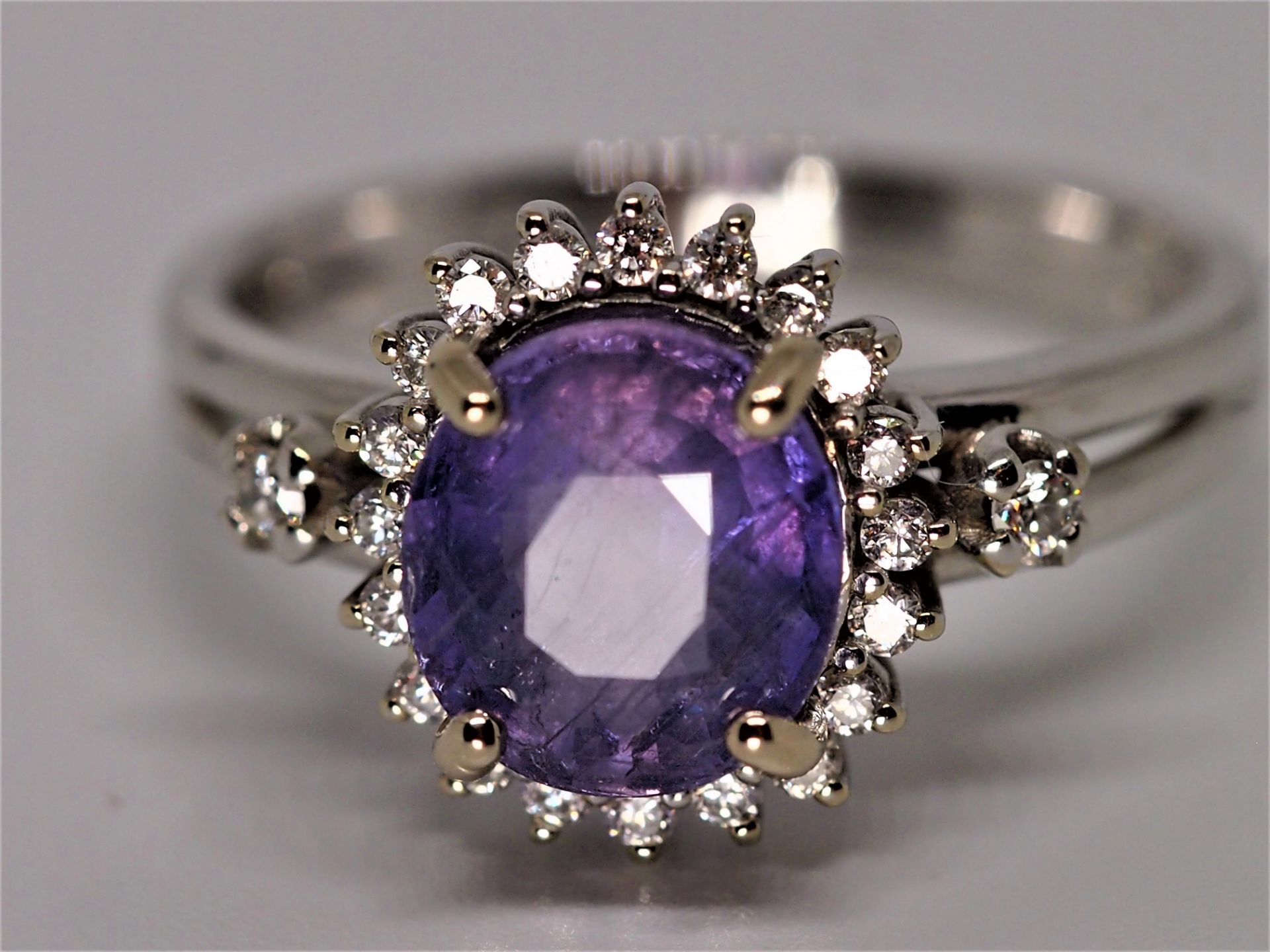 Certified 2.52 ct Untreated Colour Change Sapphire and Diamonds 18K Gold Ring - Image 5 of 8