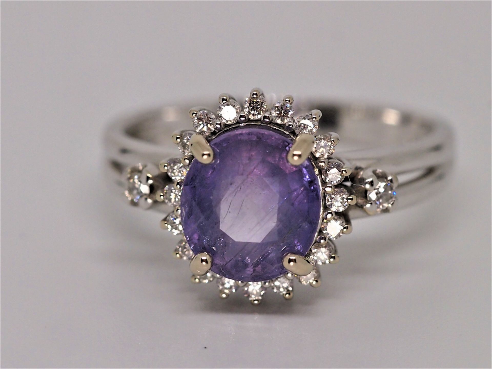 Certified 2.52 ct Untreated Colour Change Sapphire and Diamonds 18K Gold Ring - Image 4 of 8