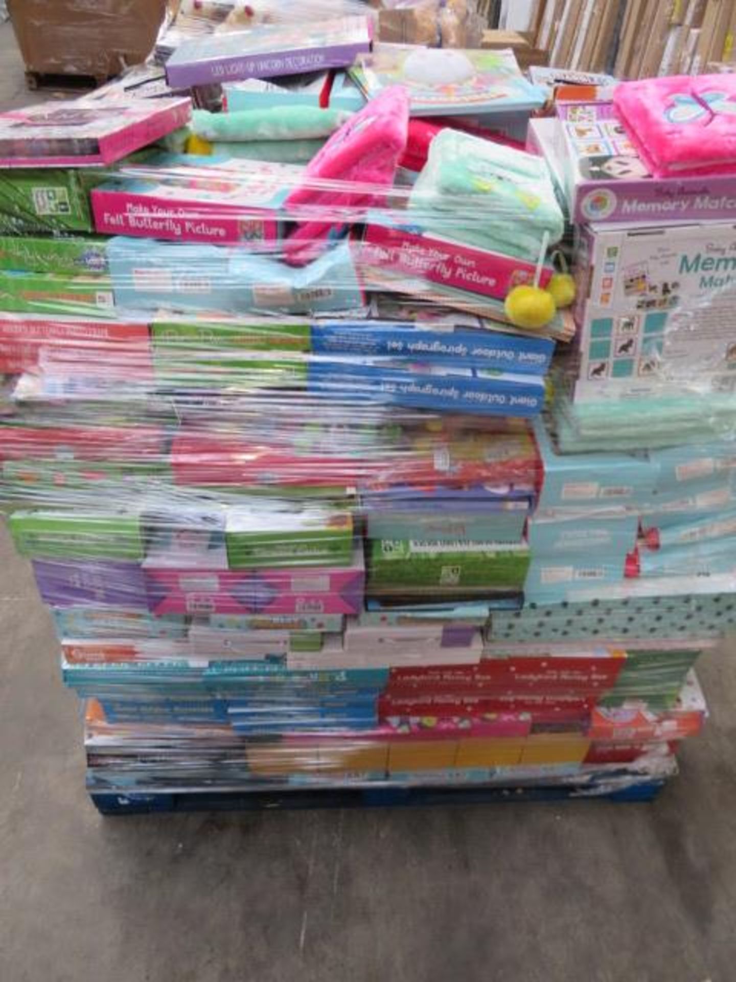 (48) LARGE PALLET TO CONTAIN A VERY LARGE QTY OF VARIOUS ITEMS TO INCLUDE: UNICORN LIGHT UP DEC... - Image 6 of 12
