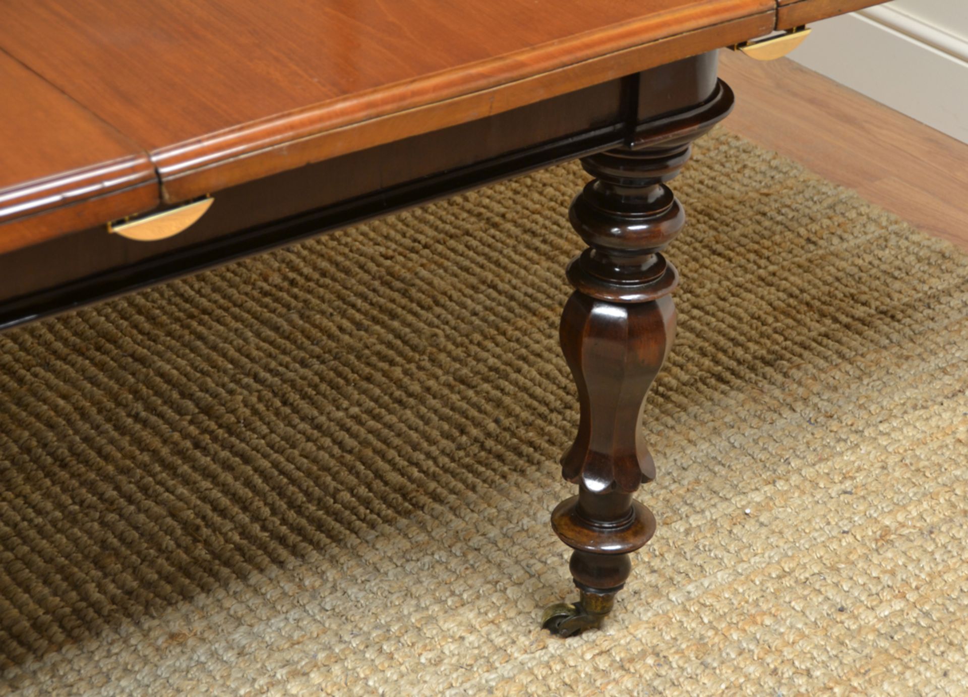 Spectacular Large Figured Mahogany Victorian Antique Dining Table. - Image 3 of 8