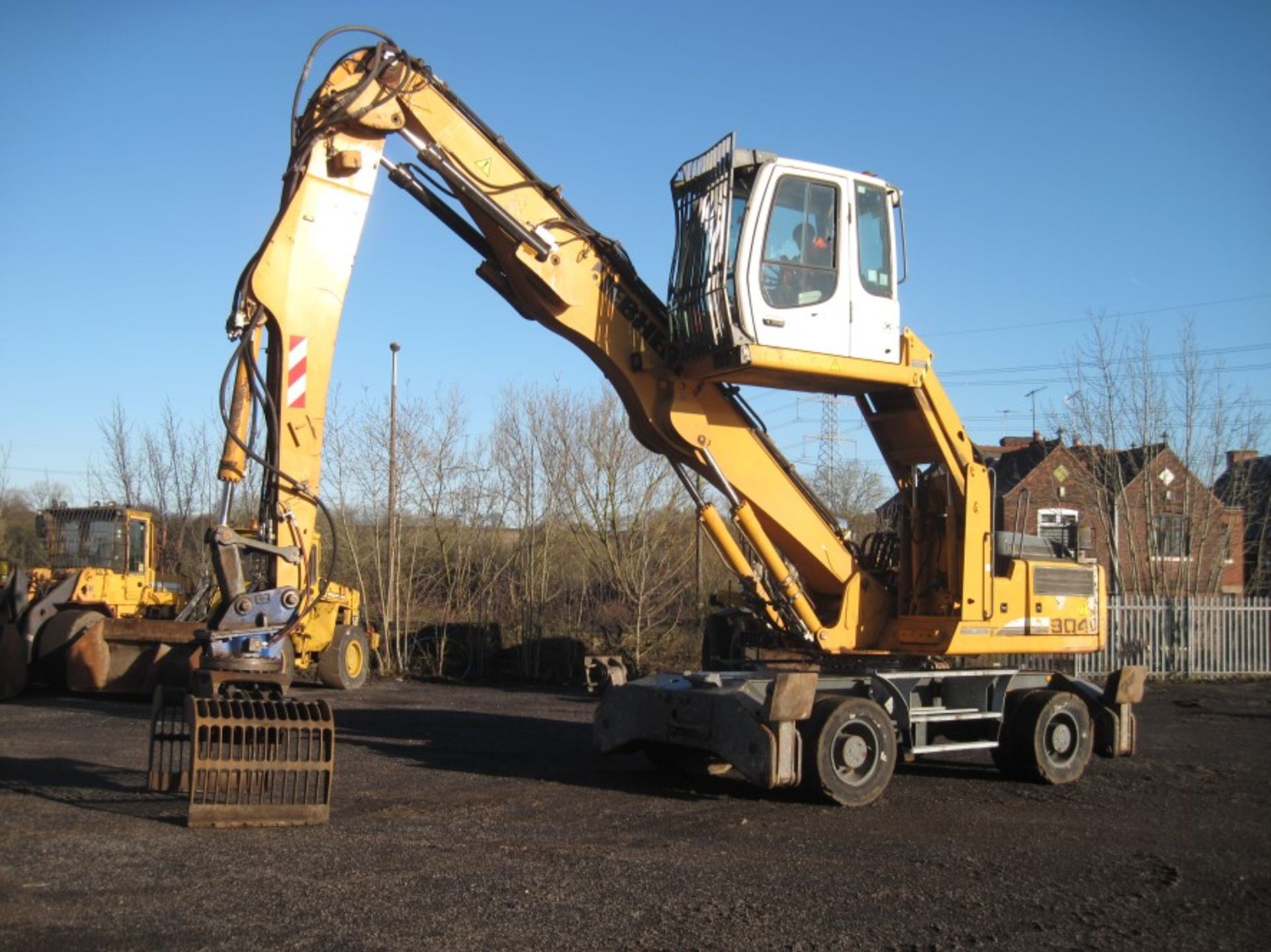 2010 Liebherr 904C Waste Handler with Grab - Image 2 of 4