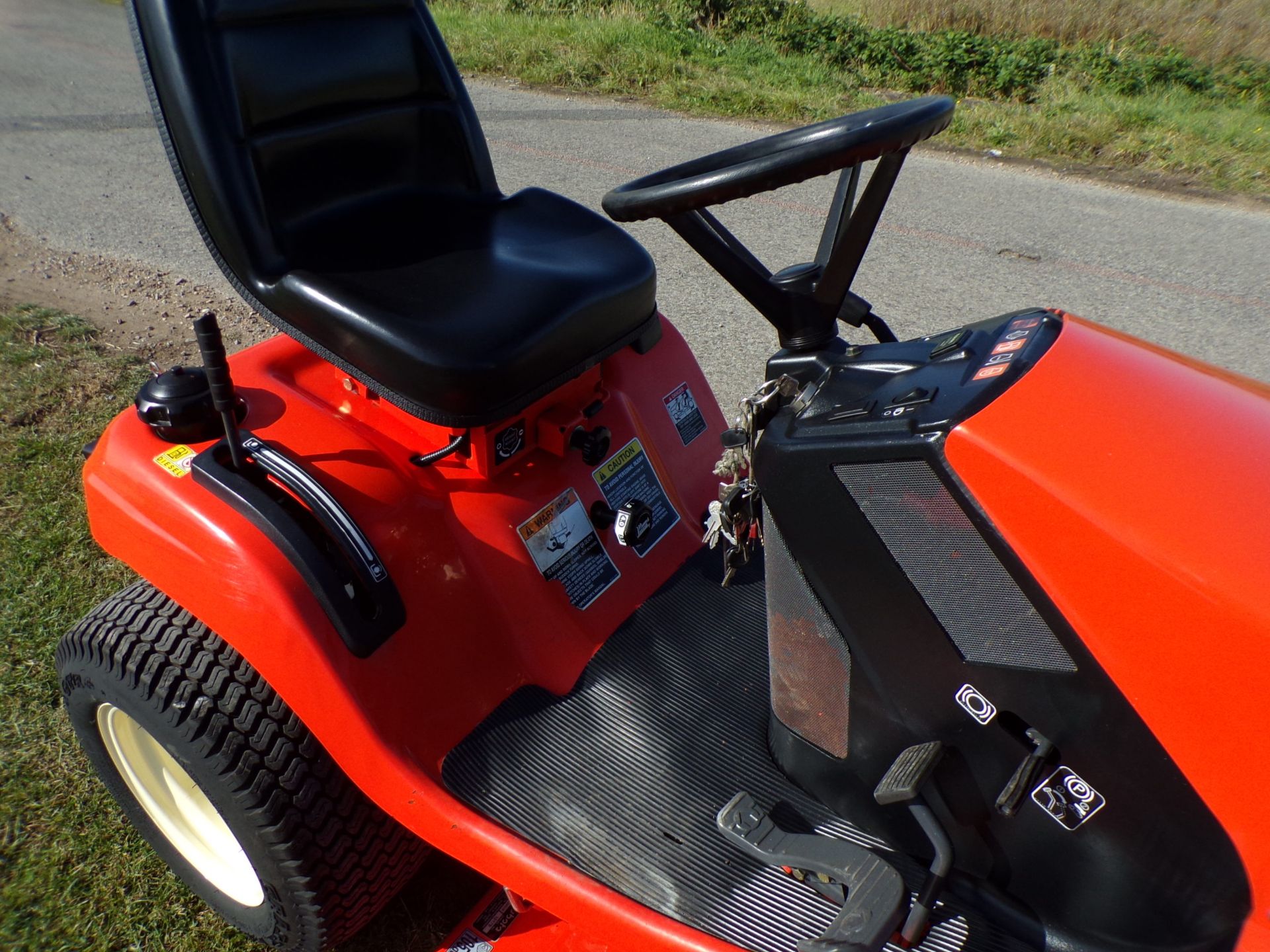 KUBOTA G2160 MID DECK SIDE DISCHARGE RIDE ON MOWER - Image 3 of 11