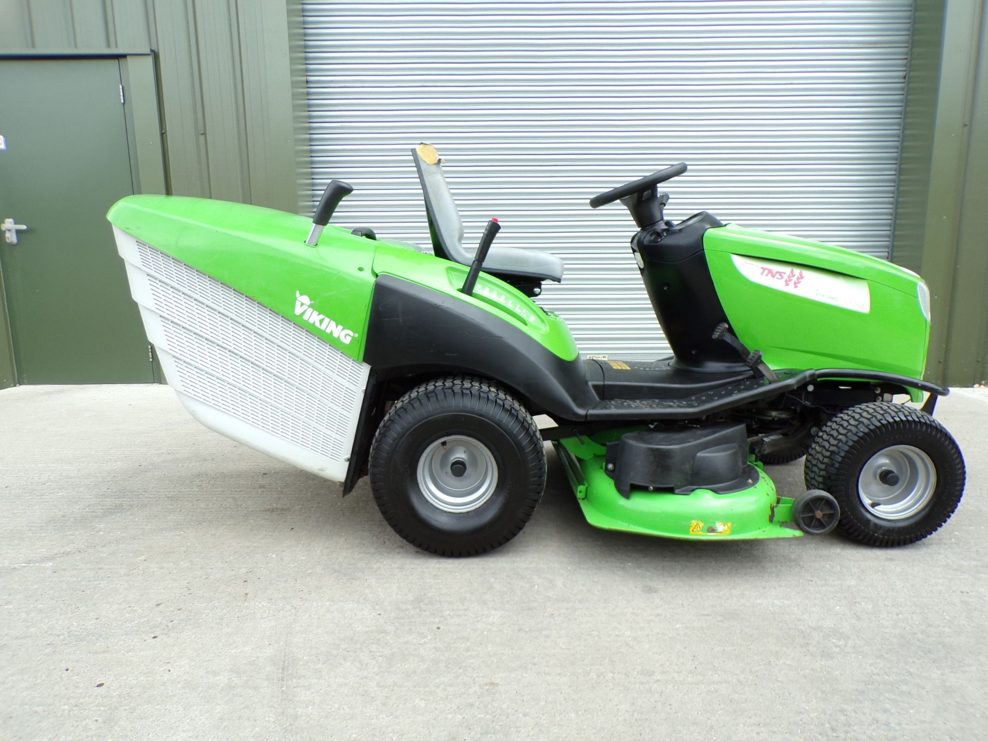 VIKING MT6127ZL RIDE ON MID ROTARY MOWER COLLECTOR - Image 5 of 9