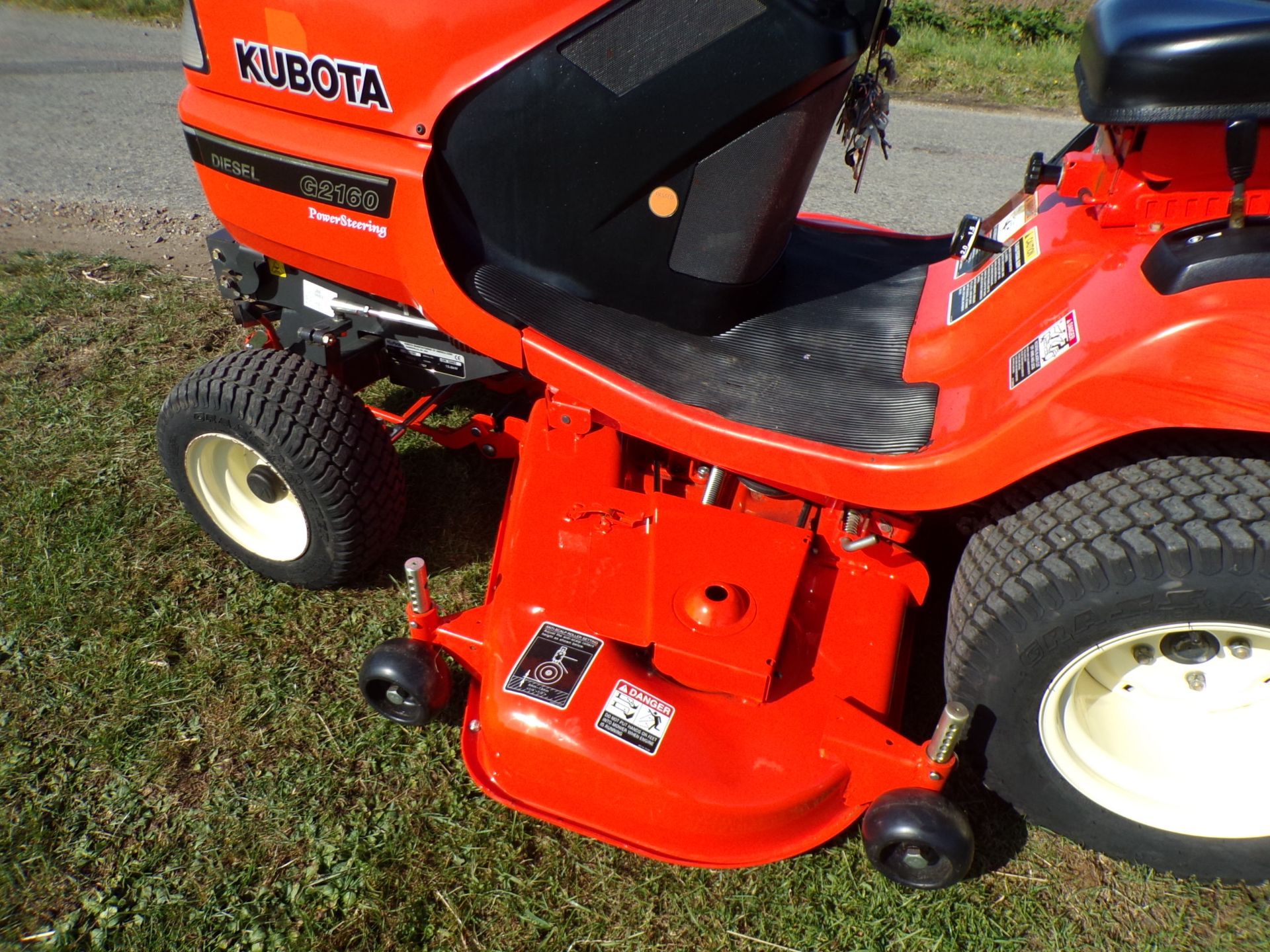 KUBOTA G2160 MID DECK SIDE DISCHARGE RIDE ON MOWER - Image 9 of 11