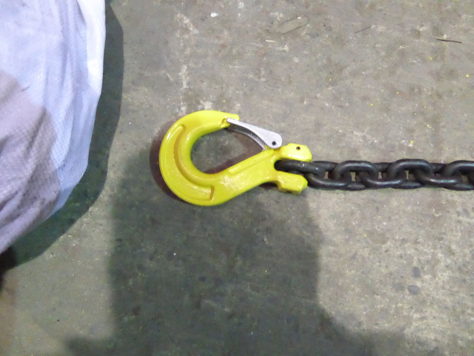 1 x 10mm double leg Grade 80 Chain Sling With master link and Clevis Sling Hooks with safety catch - Image 3 of 3