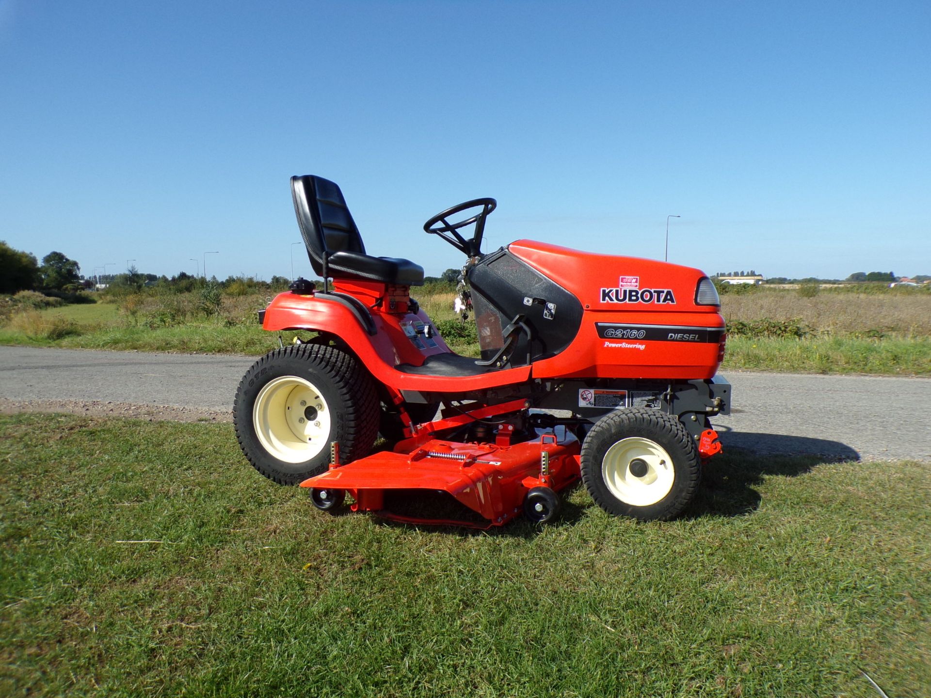 KUBOTA G2160 MID DECK SIDE DISCHARGE RIDE ON MOWER - Image 4 of 11