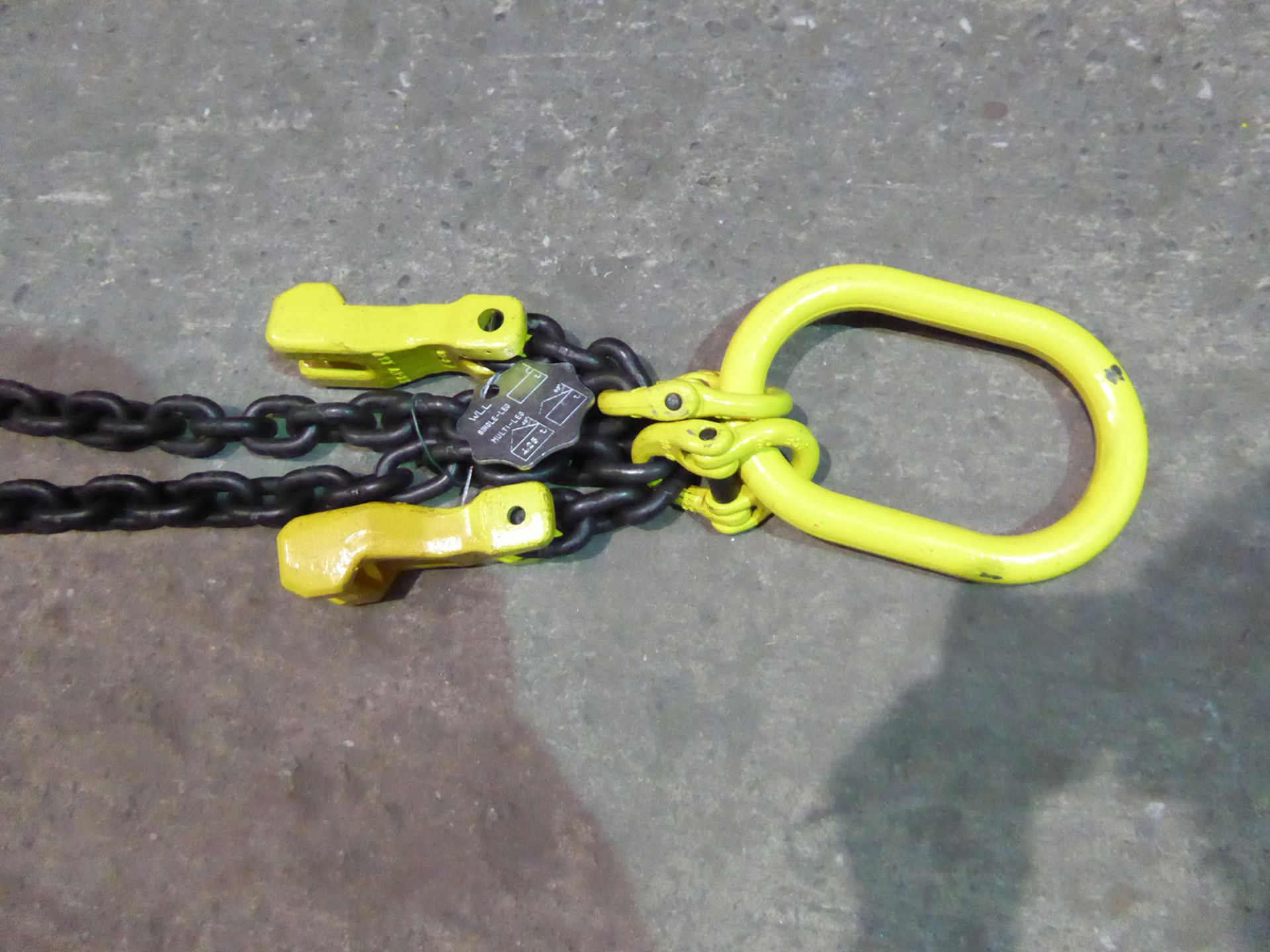 1 x 10mm double leg Grade 80 Chain Sling With master link and Clevis Sling Hooks with safety catch - Image 2 of 3