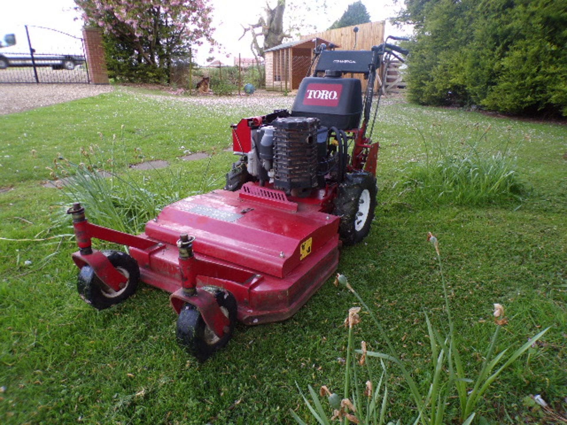 TORO MID SIZE 32RD WALK BEHIND MOWER - Image 4 of 6