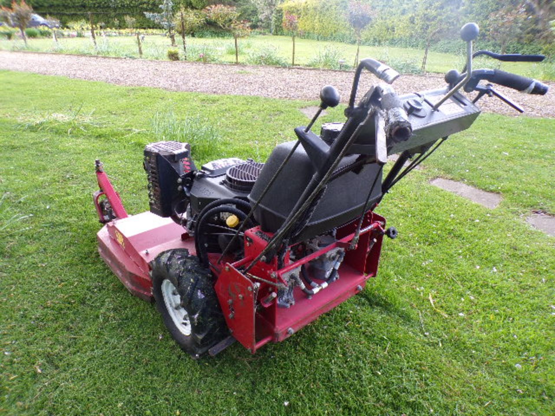 TORO MID SIZE 32RD WALK BEHIND MOWER - Image 6 of 6