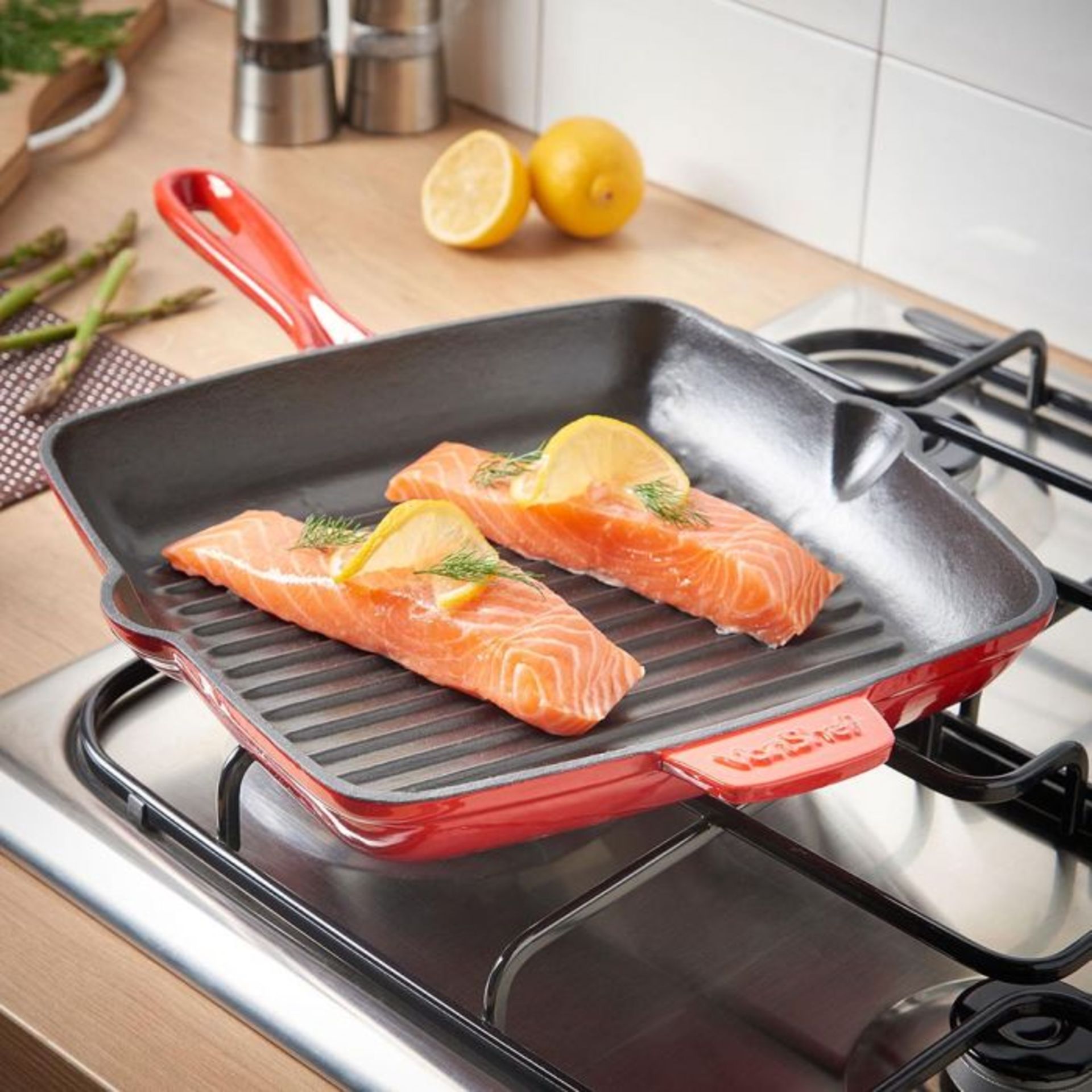 (S86) 26cm Red Cast Iron Griddle Pan Ultra-tough 26cm diameter cast iron construction with ind...