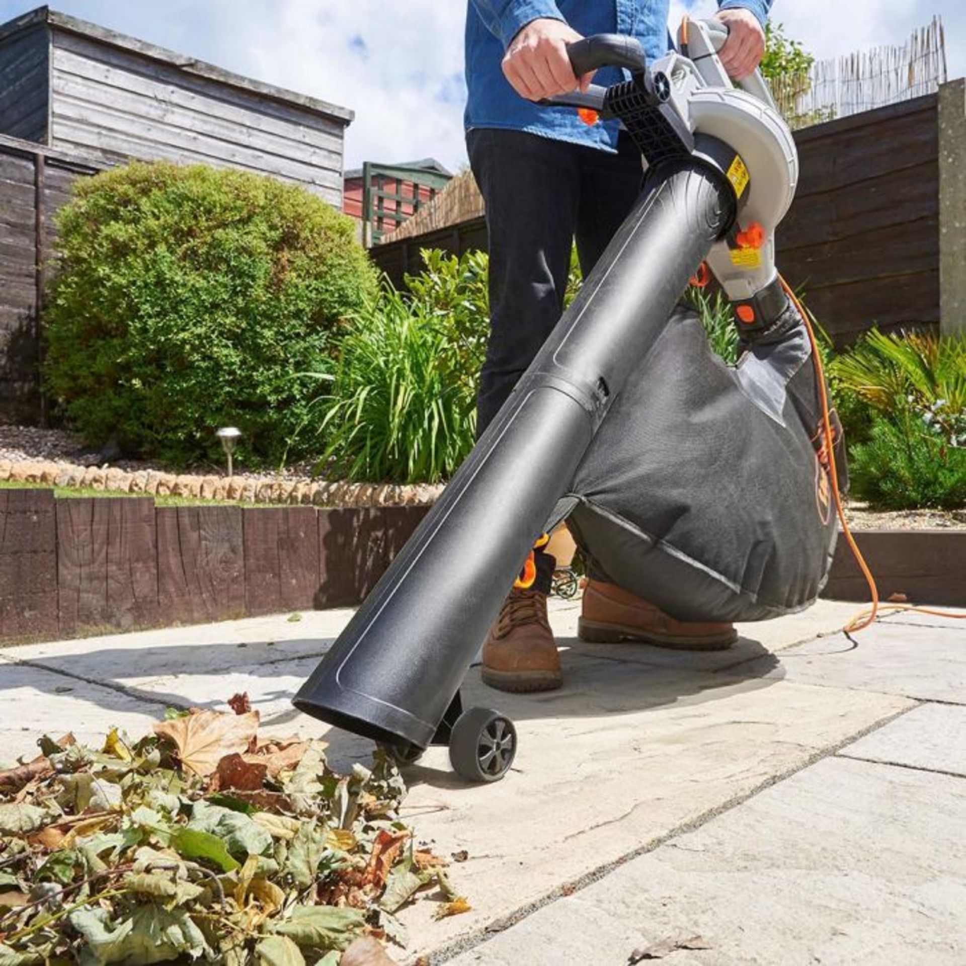 (S69) 3000W 3-in-1 Leaf Blower Powerful 3000W motor blows, vacuums and mulches leaves into mat... - Image 3 of 4