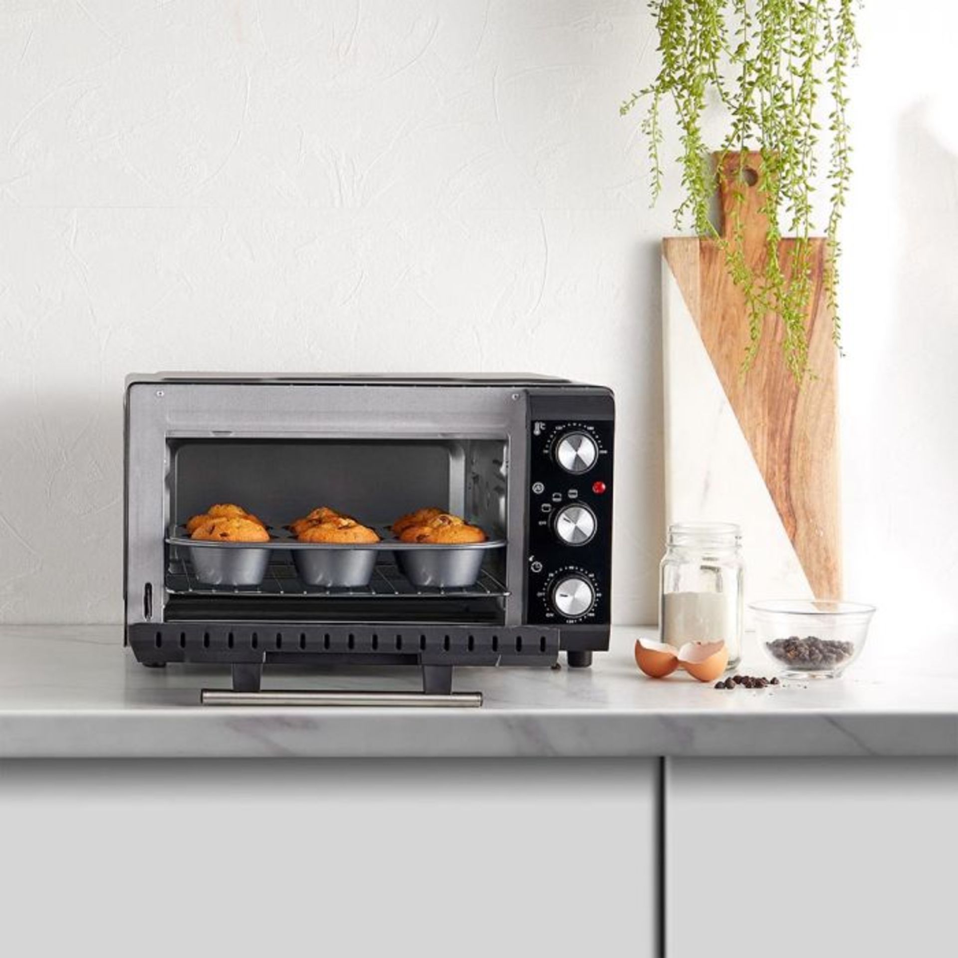 (S414) 20L Mini Oven Make cooking easy in even the smallest spaces with this mini oven. 20L ca...