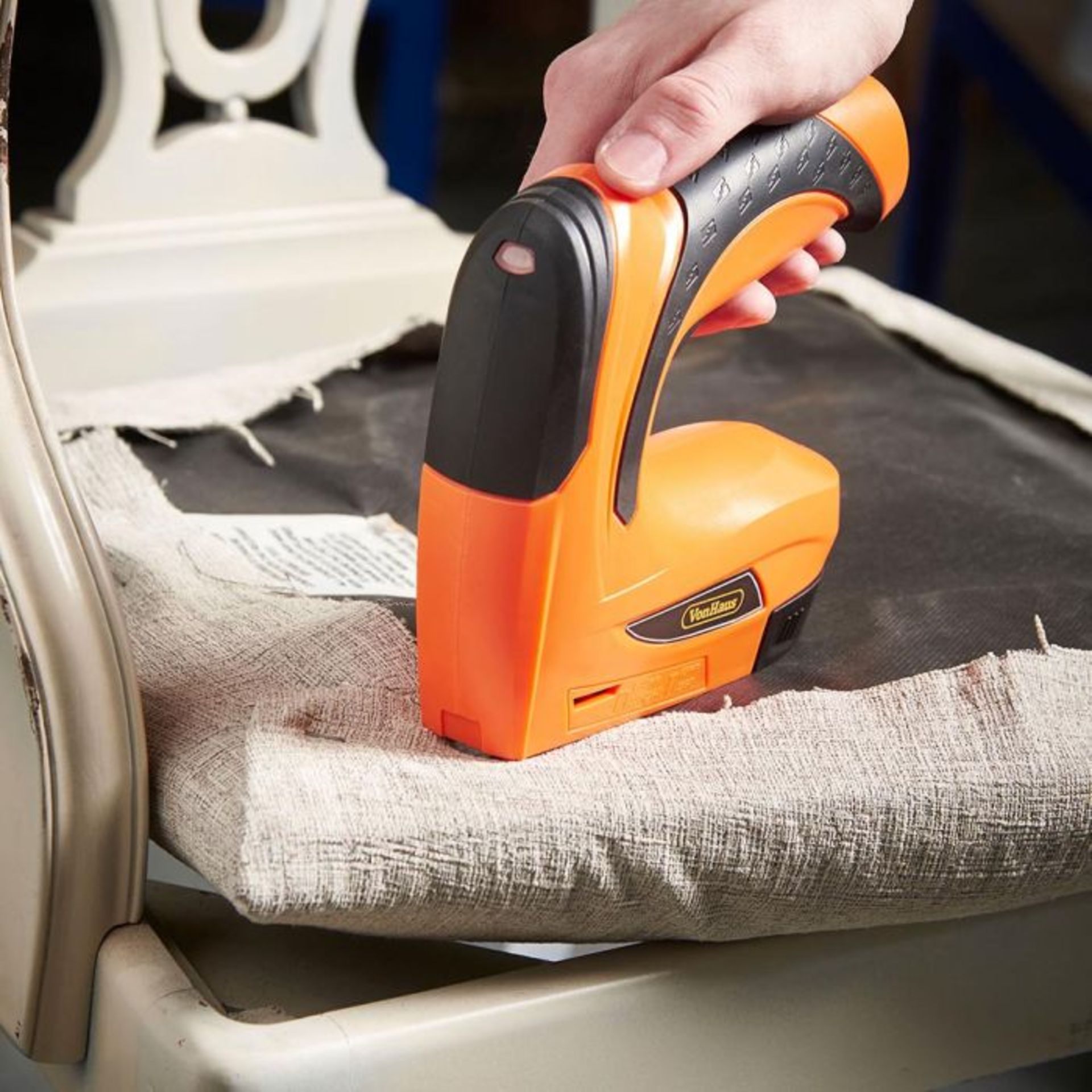 (S15) 3.6V Nailer & Stapler Ideal for crafting and decorating – quickly staple, nail or fast... - Image 4 of 4