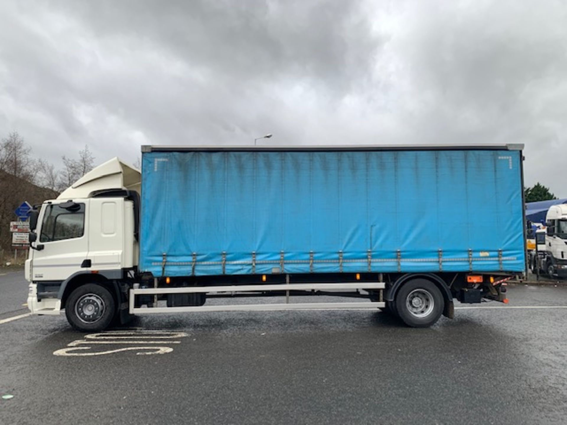 2014 DAF CF65-220 SLEEPERCAB 4X2 27FT CURTAINSIDER, 8FT THROUGH CURTAIN - Image 8 of 18