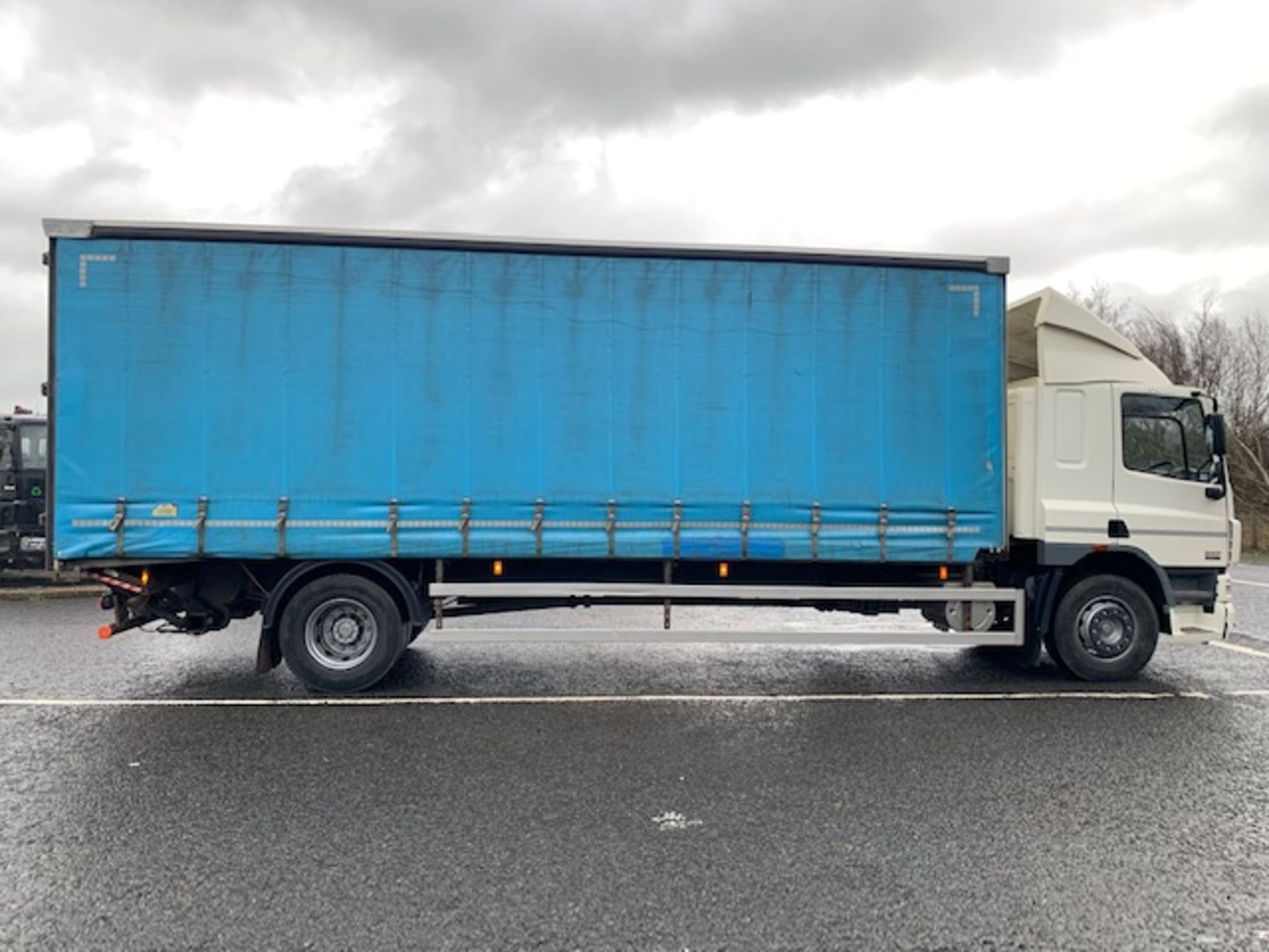 2014 DAF CF65-220 SLEEPERCAB 4X2 27FT CURTAINSIDER, 8FT THROUGH CURTAIN - Image 9 of 18