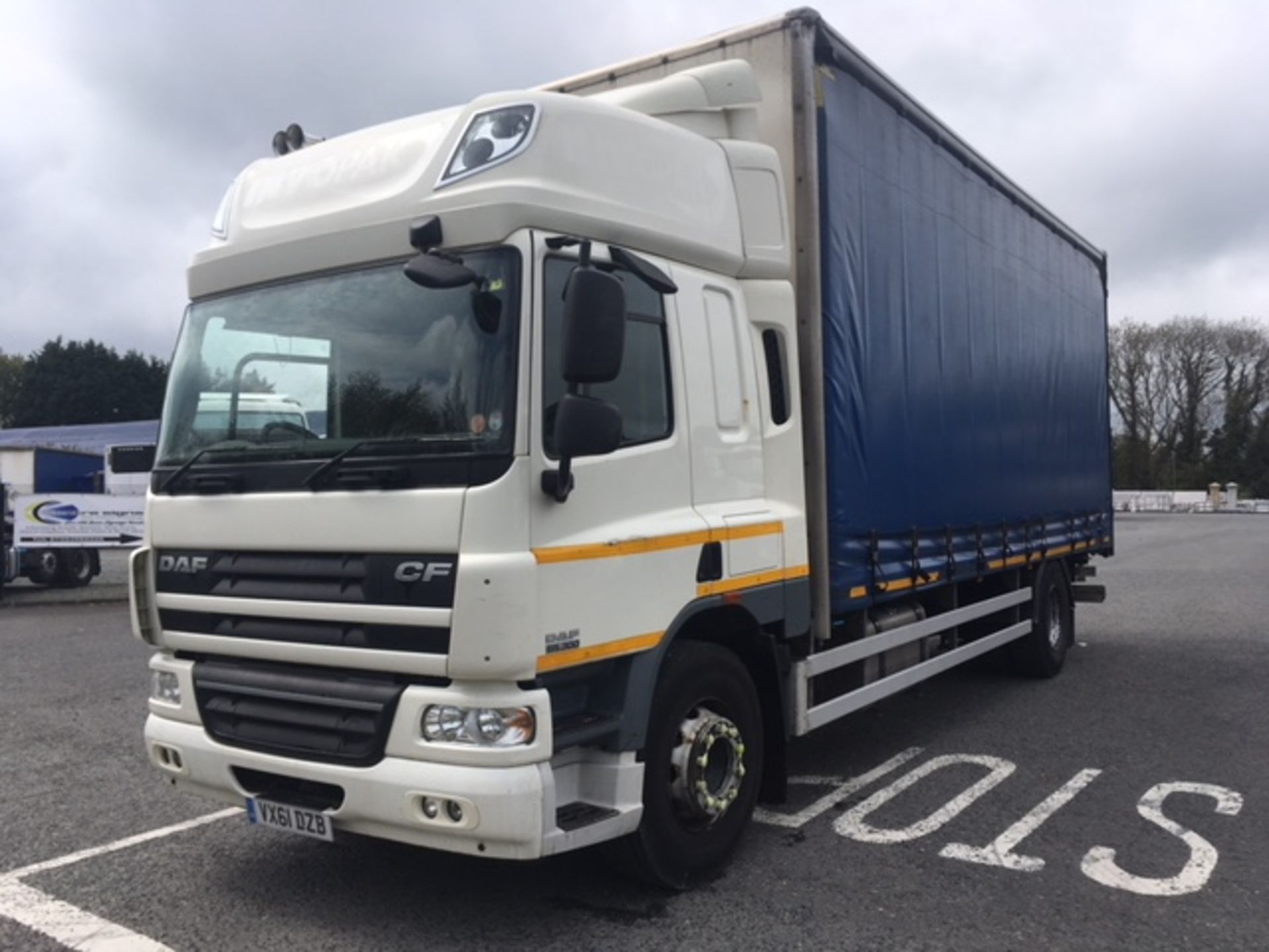 2011 DAF SPACECAB CF65-300 24.5FT CURTAINSIDE BODY, 9.5FT THROUGH CURTAIN - Image 2 of 14