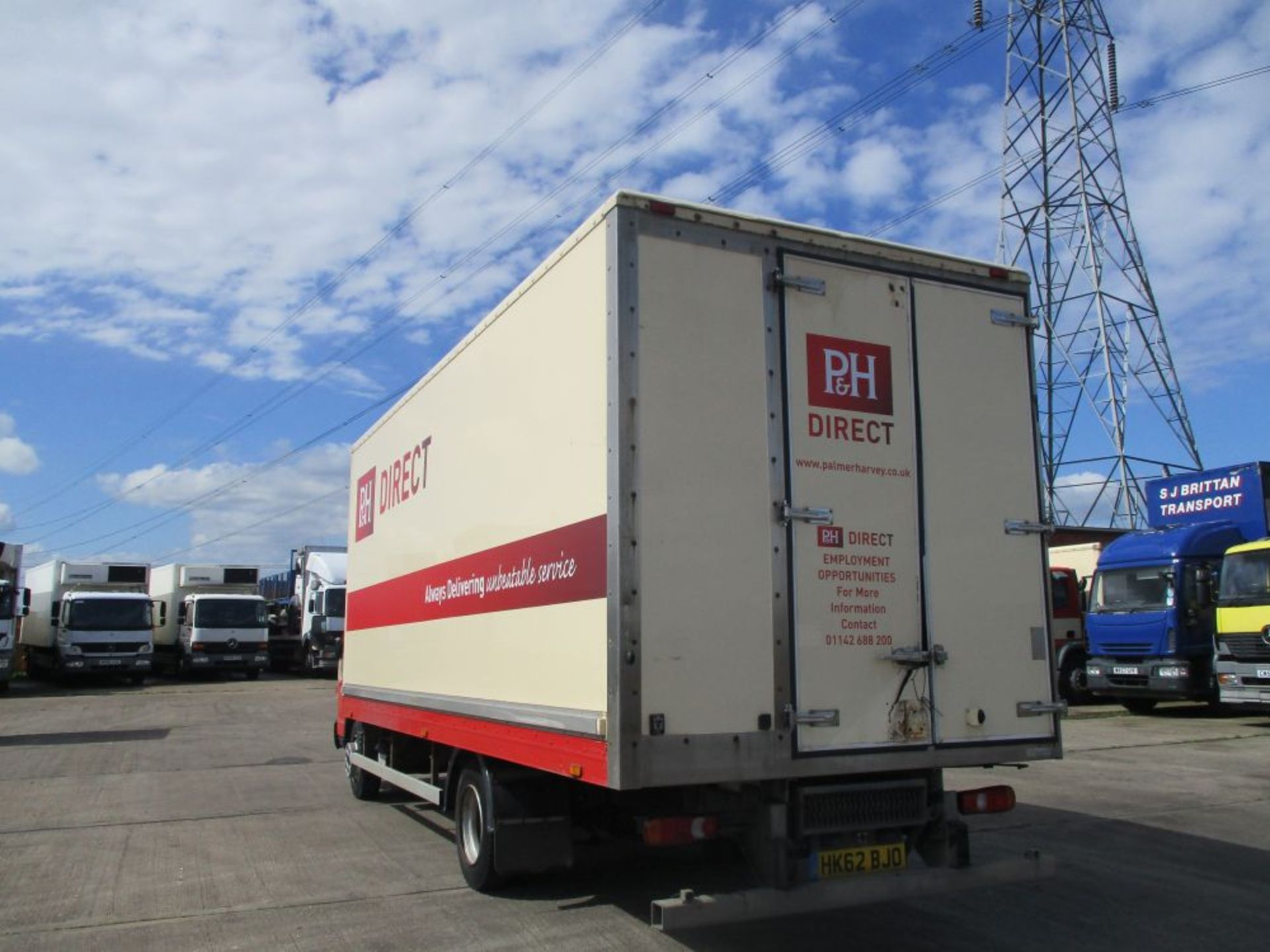 62 Mitsubishi Canter 7C15 21FT Box With Shelves - Image 3 of 8