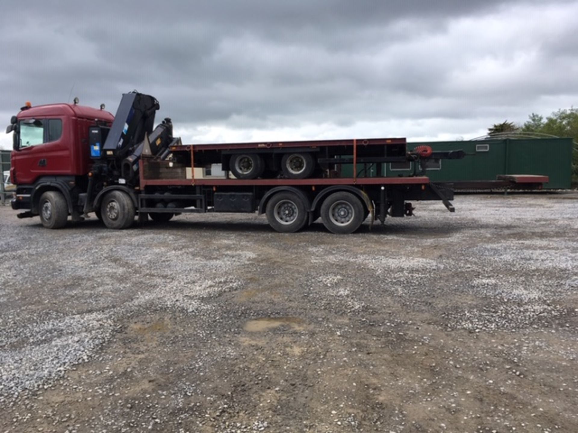 2007 SCANIA R380 8X4 SLEEPERCAB CRANE TRUCK FLATBED COUPLED WITH 20FT TWIN AXLE MC AULEY TRAILER - Image 9 of 22