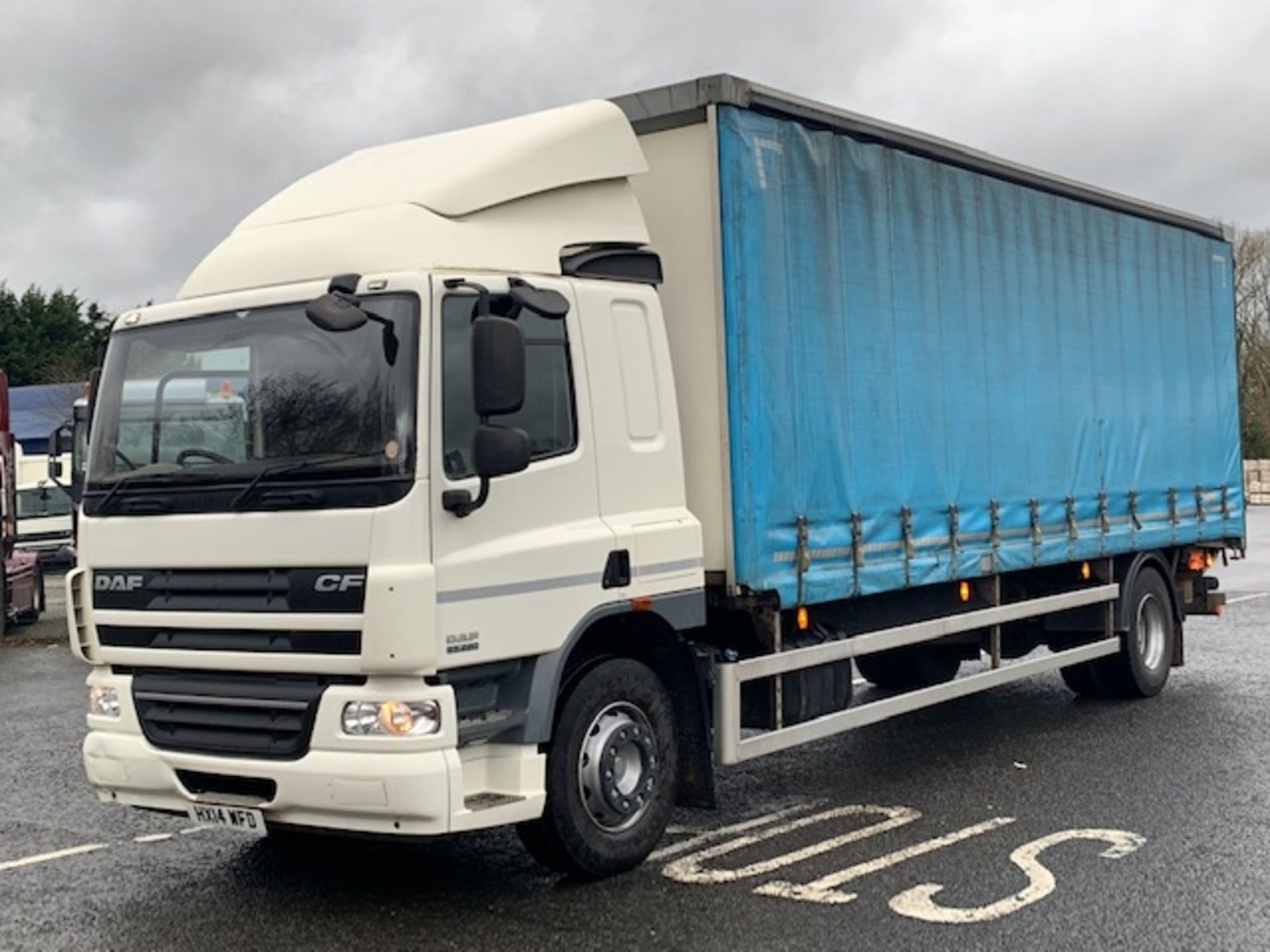 2014 DAF CF65-220 SLEEPERCAB 4X2 27FT CURTAINSIDER, 8FT THROUGH CURTAIN - Image 2 of 18