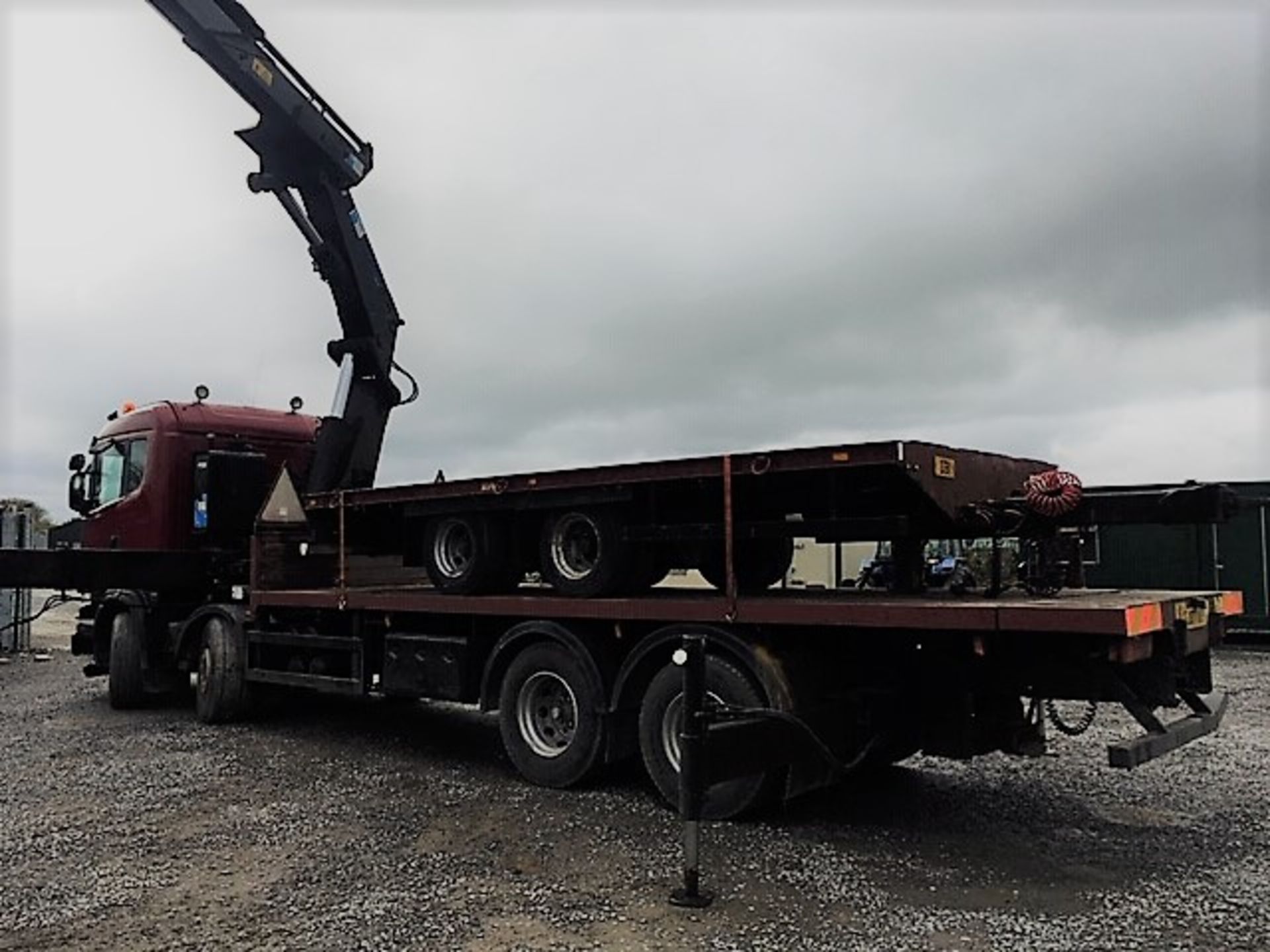 2007 SCANIA R380 8X4 SLEEPERCAB CRANE TRUCK FLATBED COUPLED WITH 20FT TWIN AXLE MC AULEY TRAILER - Image 3 of 22