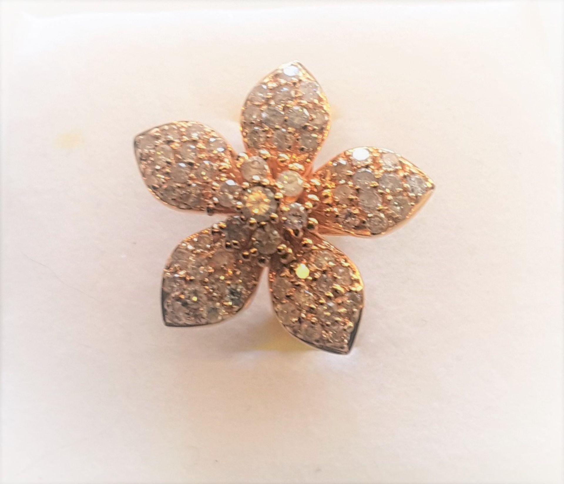 18Ct Rose Gold 5 Leaf Petal Pattern Diamond Ring - Image 6 of 7