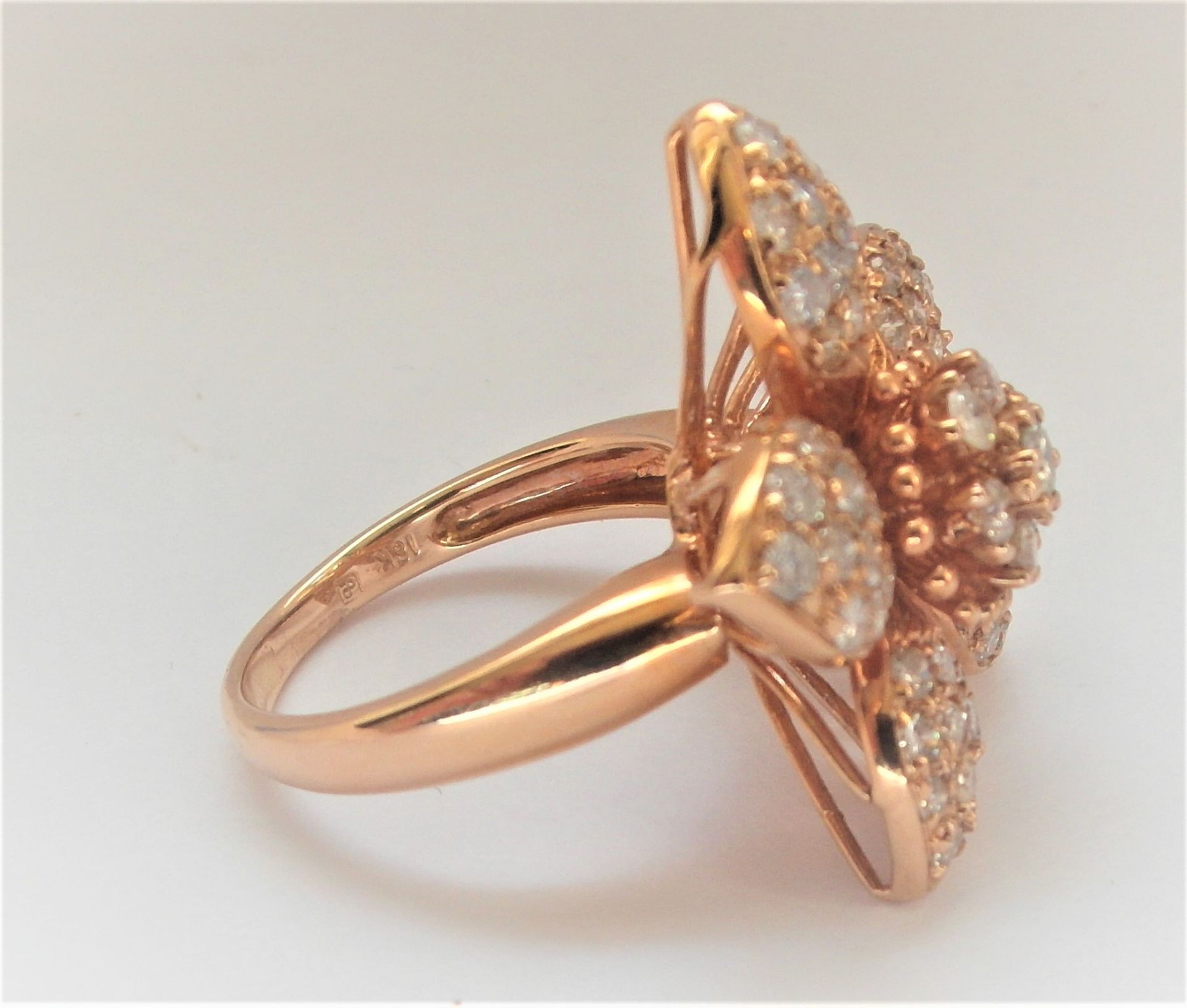 18Ct Rose Gold 5 Leaf Petal Pattern Diamond Ring - Image 3 of 7