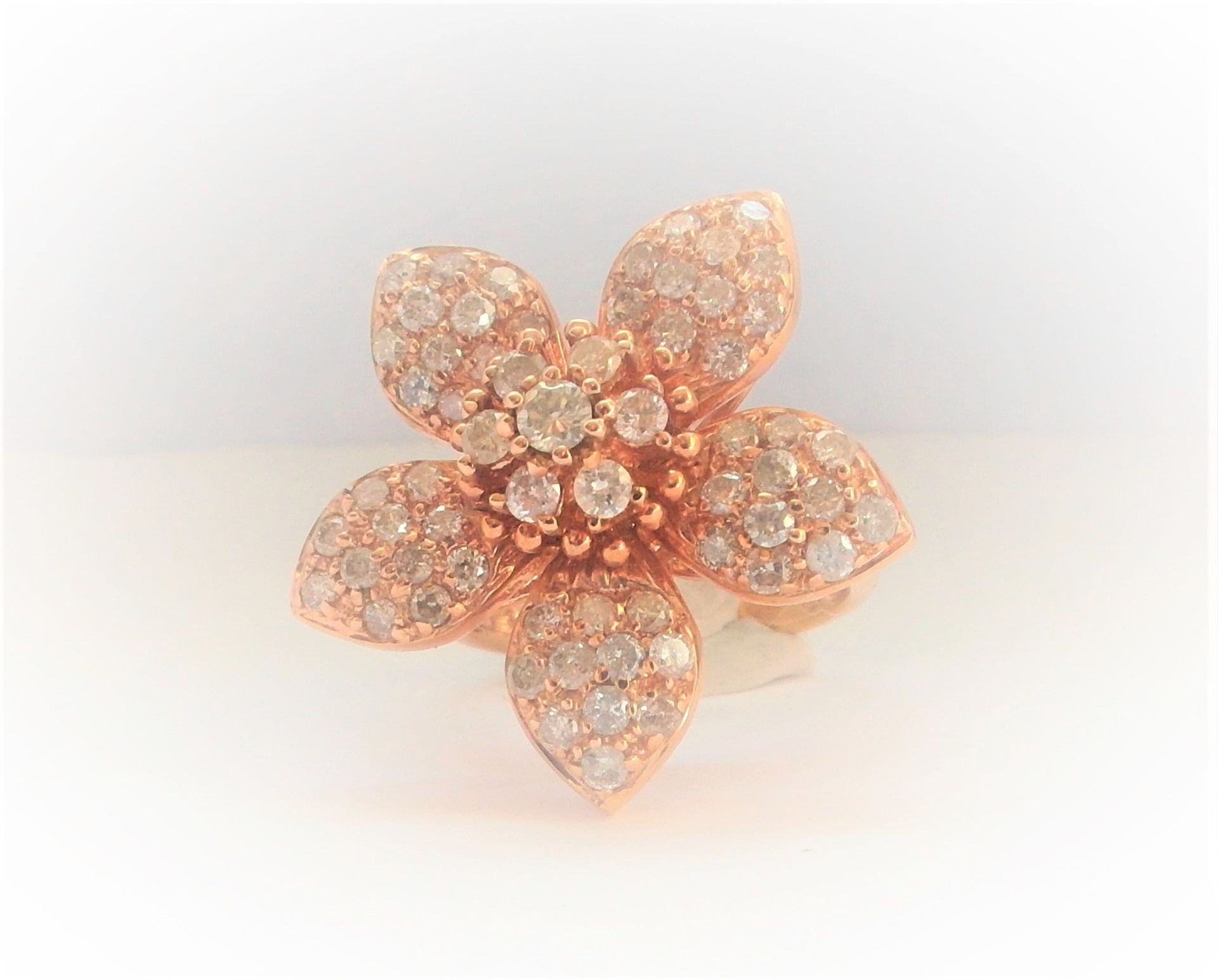 18Ct Rose Gold 5 Leaf Petal Pattern Diamond Ring - Image 7 of 7