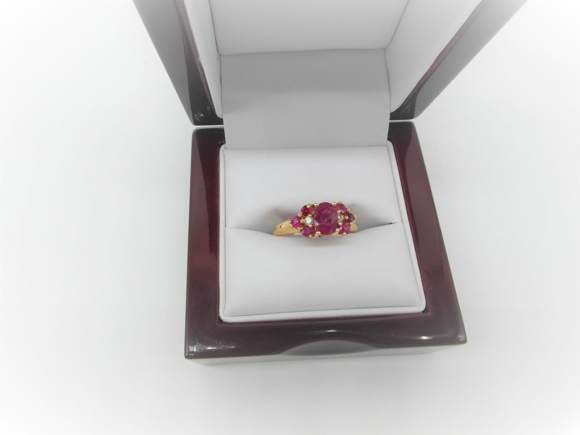 18Ct Yellow Gold Ruby & Diamond Cluster Ring - Image 2 of 5