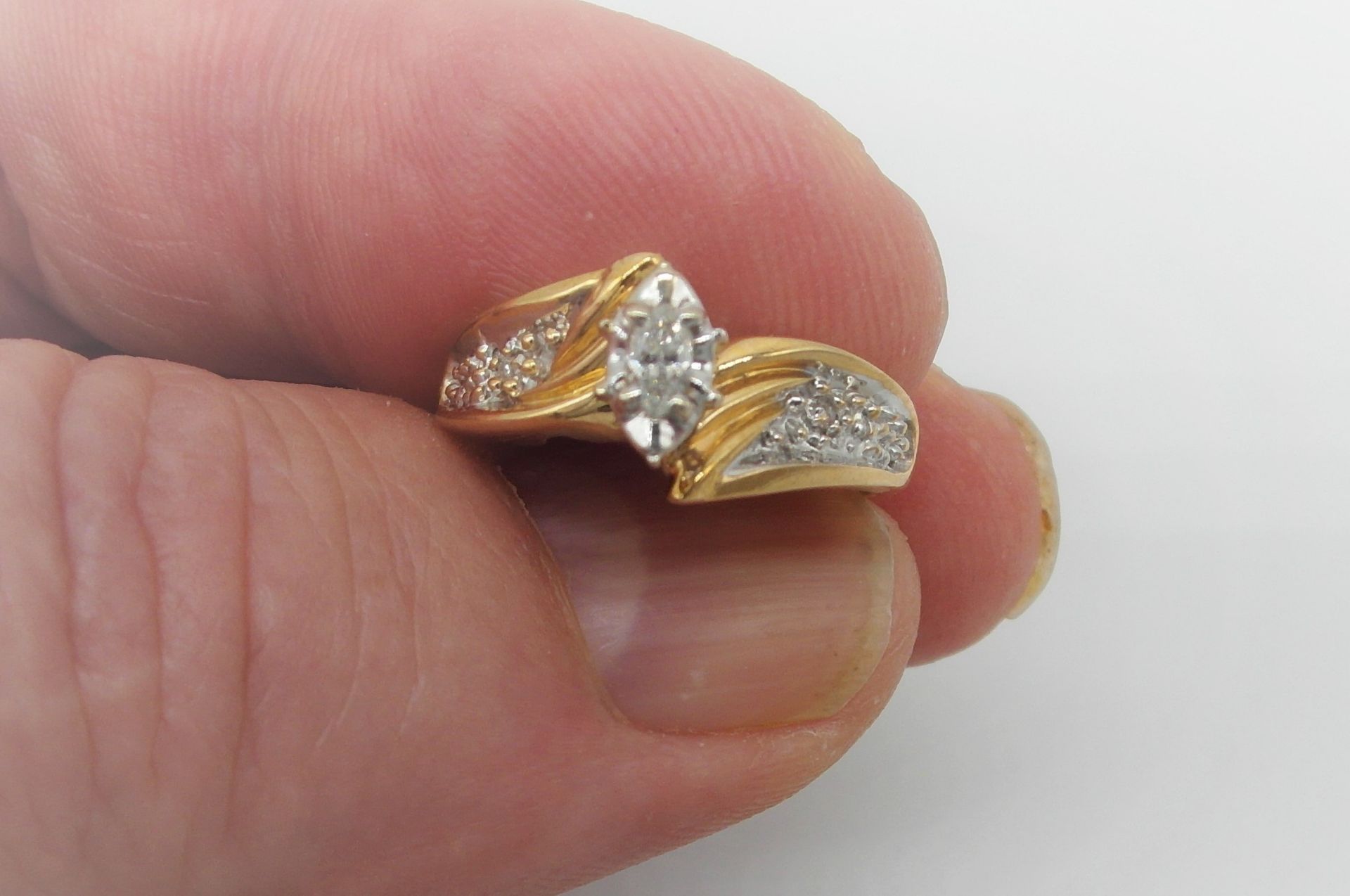 10Ct Yellow & White Gold Single Stone Diamond Crossover Ring - Image 3 of 7