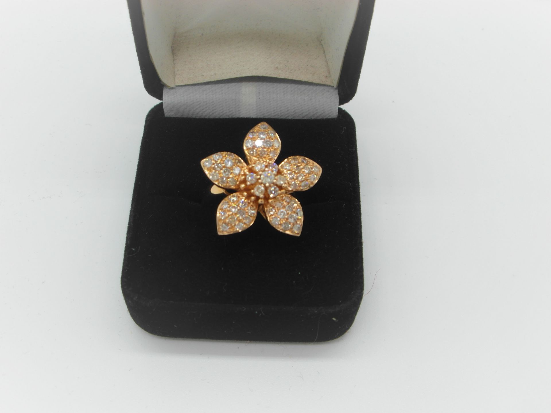 18Ct Rose Gold 5 Leaf Petal Pattern Diamond Ring - Image 5 of 7